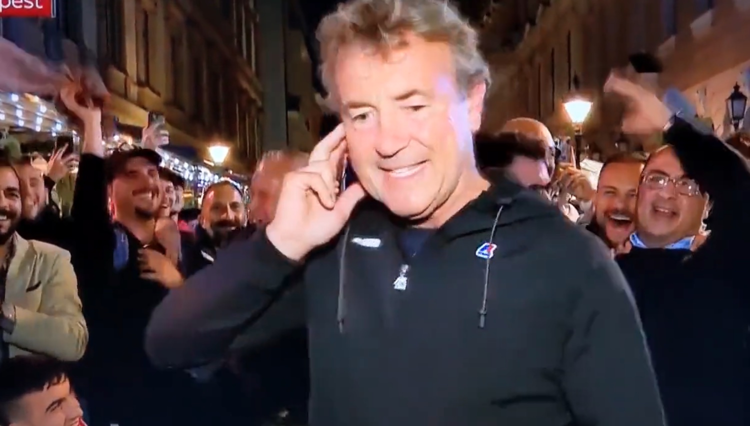 Imbarazzo a Skysport in diretta da Budapest, salta il collegamento per il coro dei tifosi romanisti fuori controllo – Il video