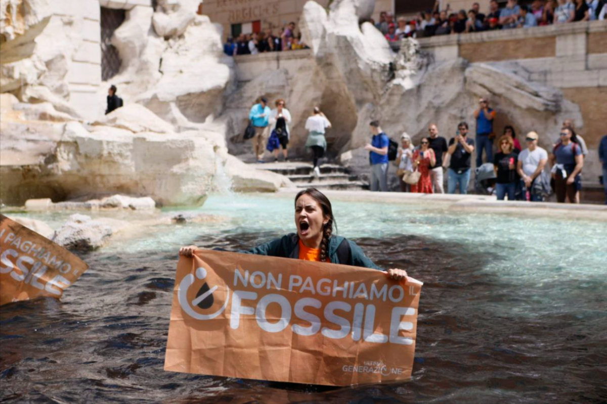 Liquido nero nella fontana di Trevi, il blitz di Ultima generazione per l’alluvione in Emilia Romagna: «Il nostro Paese sta morendo»