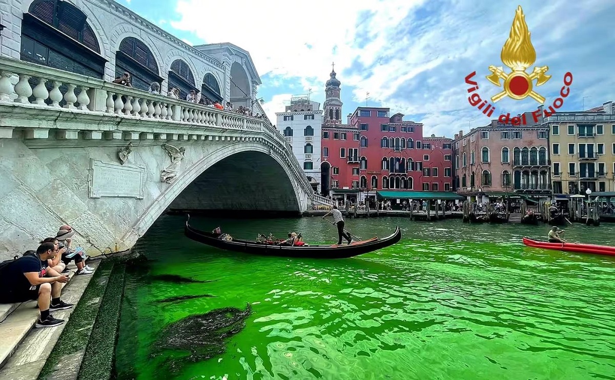 Cos’è la chiazza verde fosforescente del Canal Grande a Venezia: «Colpa di un liquido per idraulici»