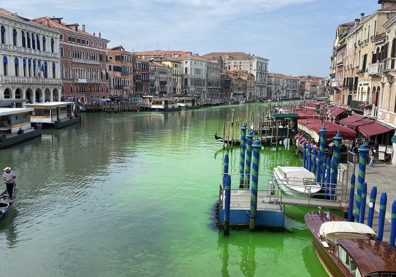 A Venezia compare una chiazza verde fosforescente nel Canal Grande, i sospetti sulla protesta ambientalista