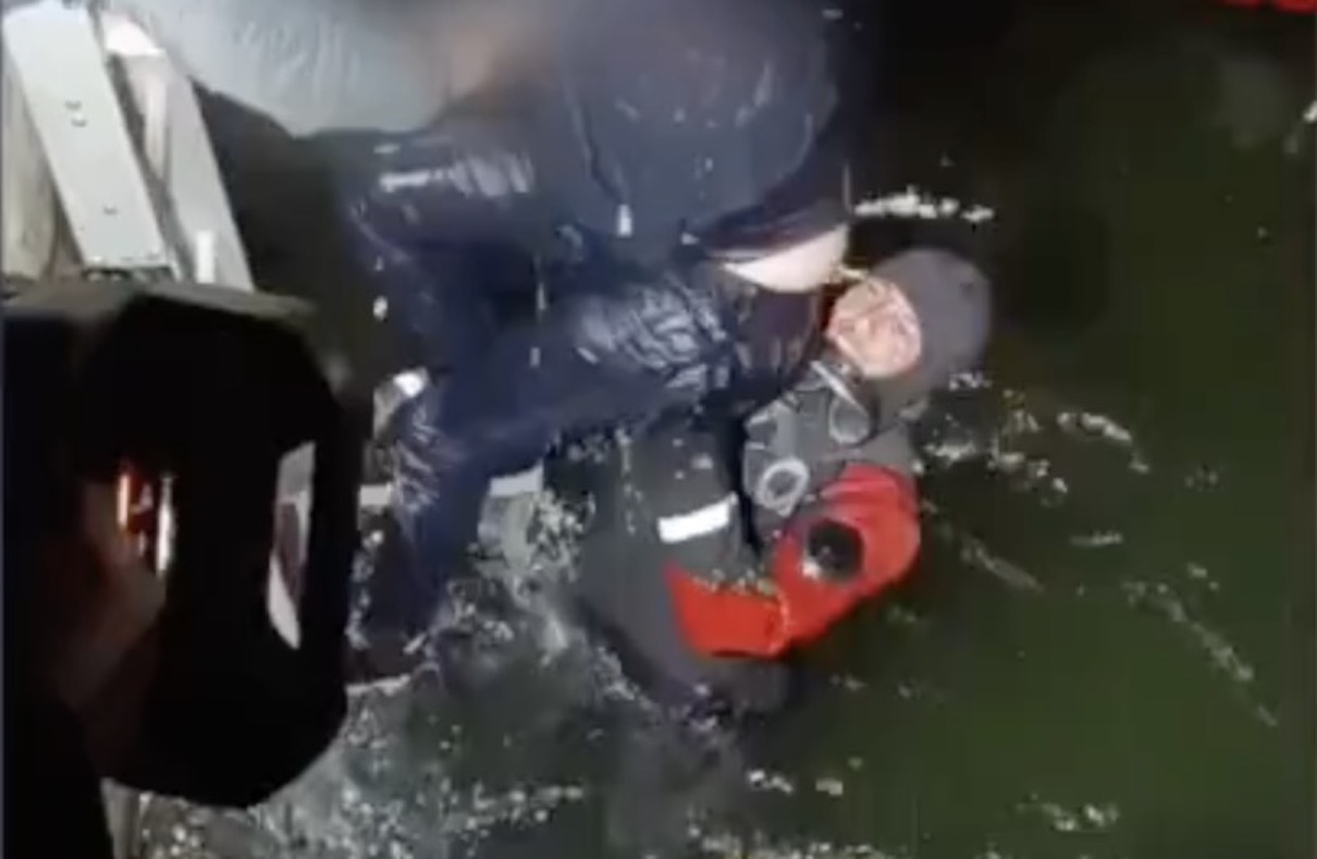 Precipita con l’auto nel canale e si salva aggrappandosi a una grata: l’intervento dei vigili del fuoco – Il video