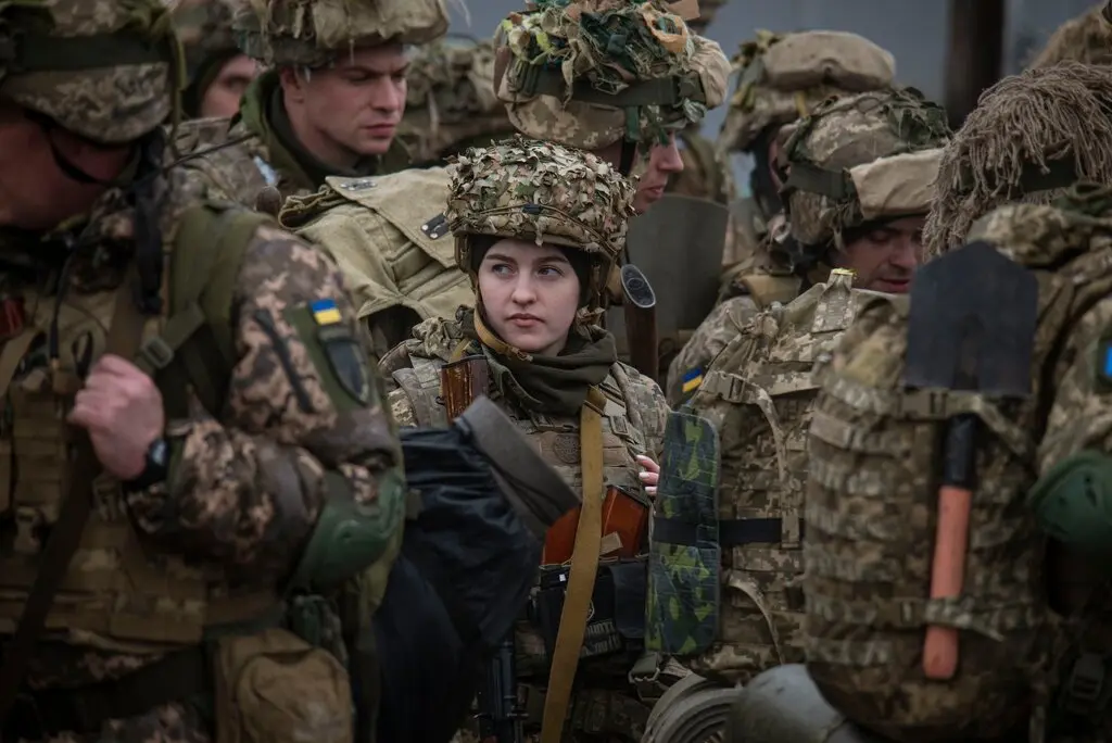 Simboli nazisti sulle divise di alcuni soldati ucraini? Le foto svelate dal New York Times che imbarazzano Kiev