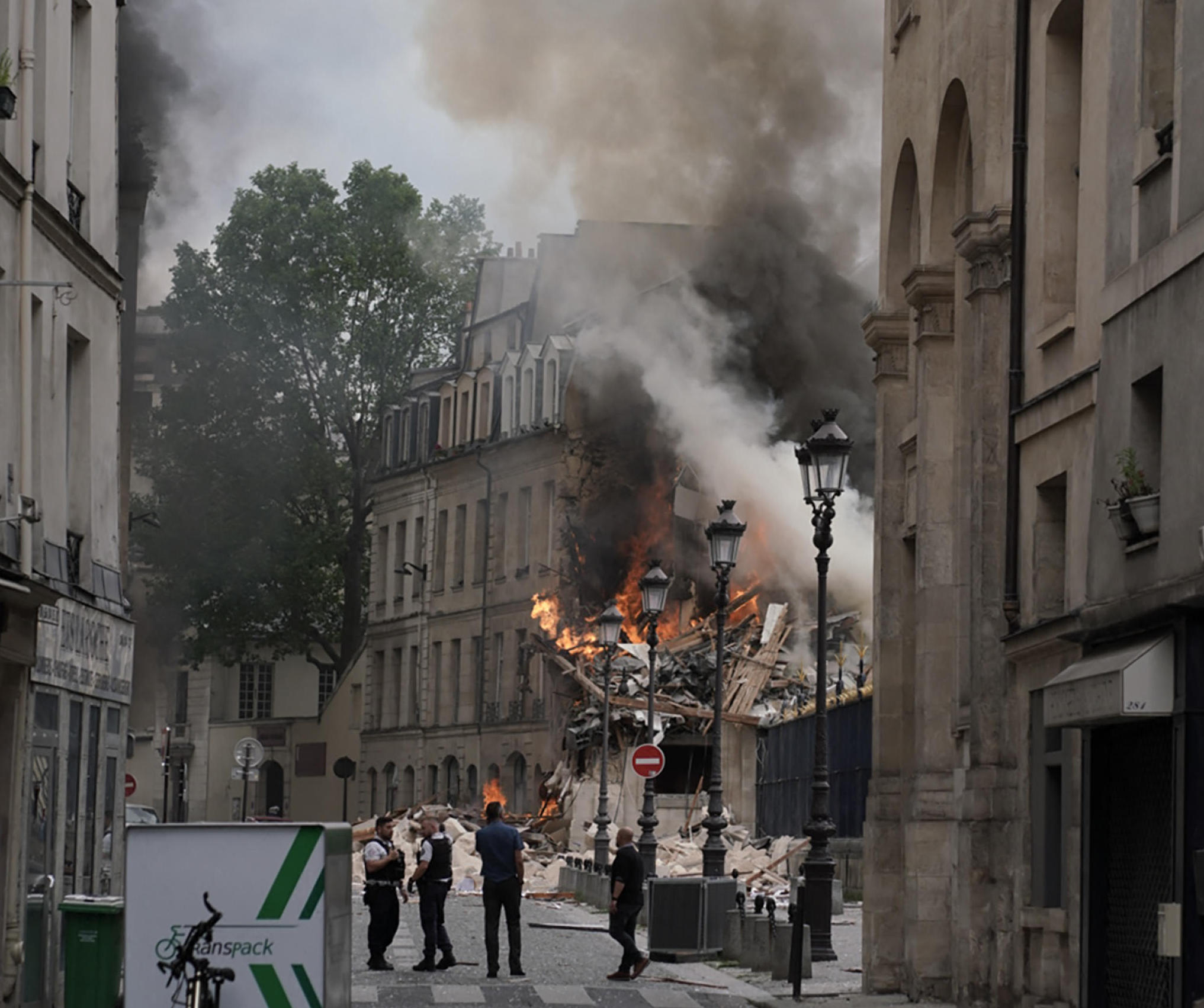 Esplosione nel cuore di Parigi, crollato un palazzo: 2 dispersi, 29 feriti di cui 2 gravi. «Ci sono persone intrappolate sotto le macerie» – Il video