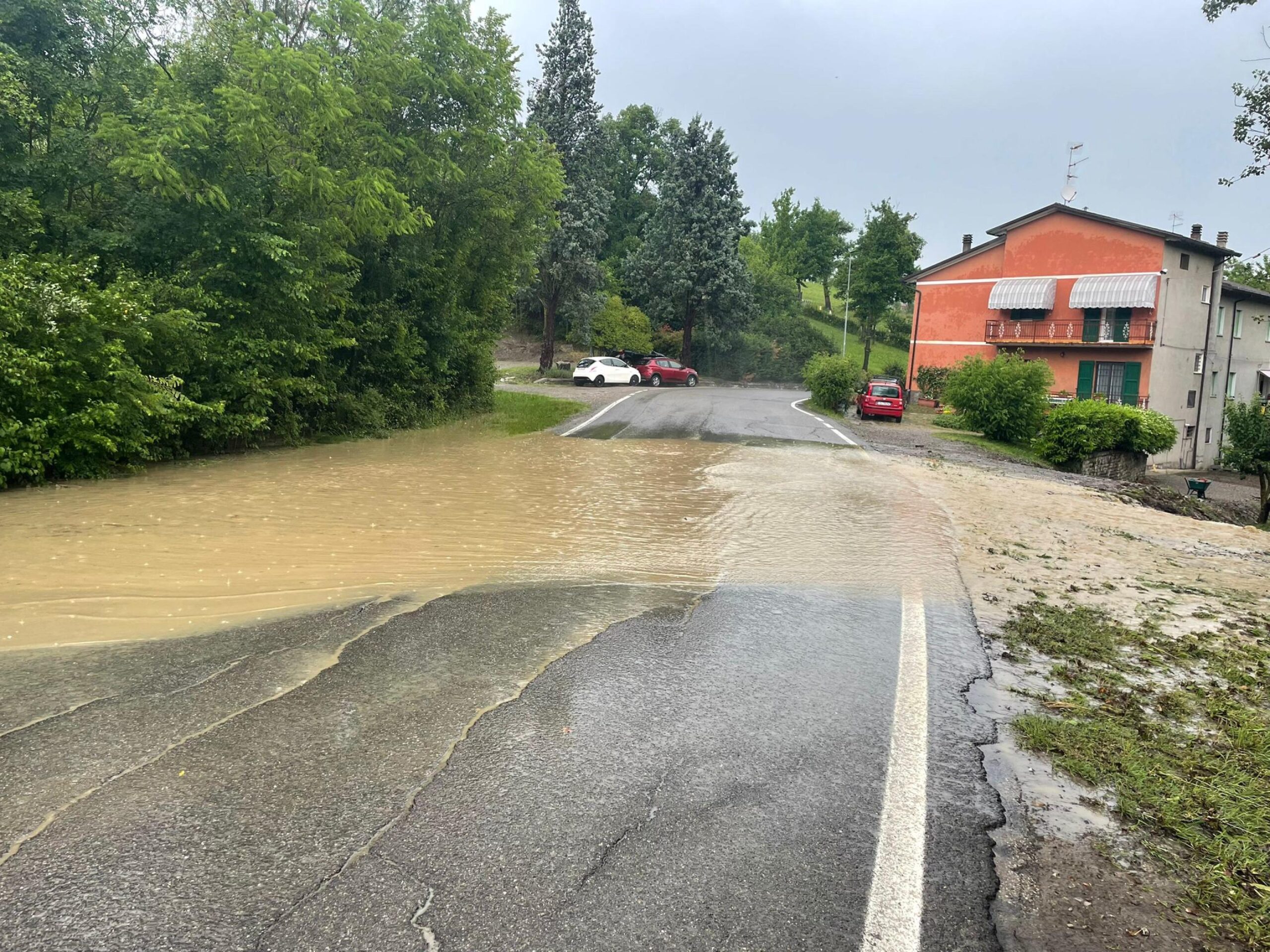 Un temporale di particolare intensità si è abbattuto, verso le 15, sul comune di Baiso, nel Reggiano: la forte ha causato il crollo di un albero su alcune macchine parcheggiate in località Roteglia - nessuna persona è rimasta ferita - e seri disagi alla circolazione sulla Strada Regionale 486 e sulla Strada Provinciale 19: su queste due strade il flusso d'acqua e di fango, soprattutto, impedisce ai veicoli di proseguire. Tra le località maggiormente toccate dalle precipitazioni Ponte Secchia.
ANSA/CARABINIERI
+++ ANSA PROVIDES ACCESS TO THIS HANDOUT PHOTO TO BE USED SOLELY TO ILLUSTRATE NEWS REPORTING OR COMMENTARY ON THE FACTS OR EVENTS DEPICTED IN THIS IMAGE; NO ARCHIVING; NO LICENSING +++ NPK +++