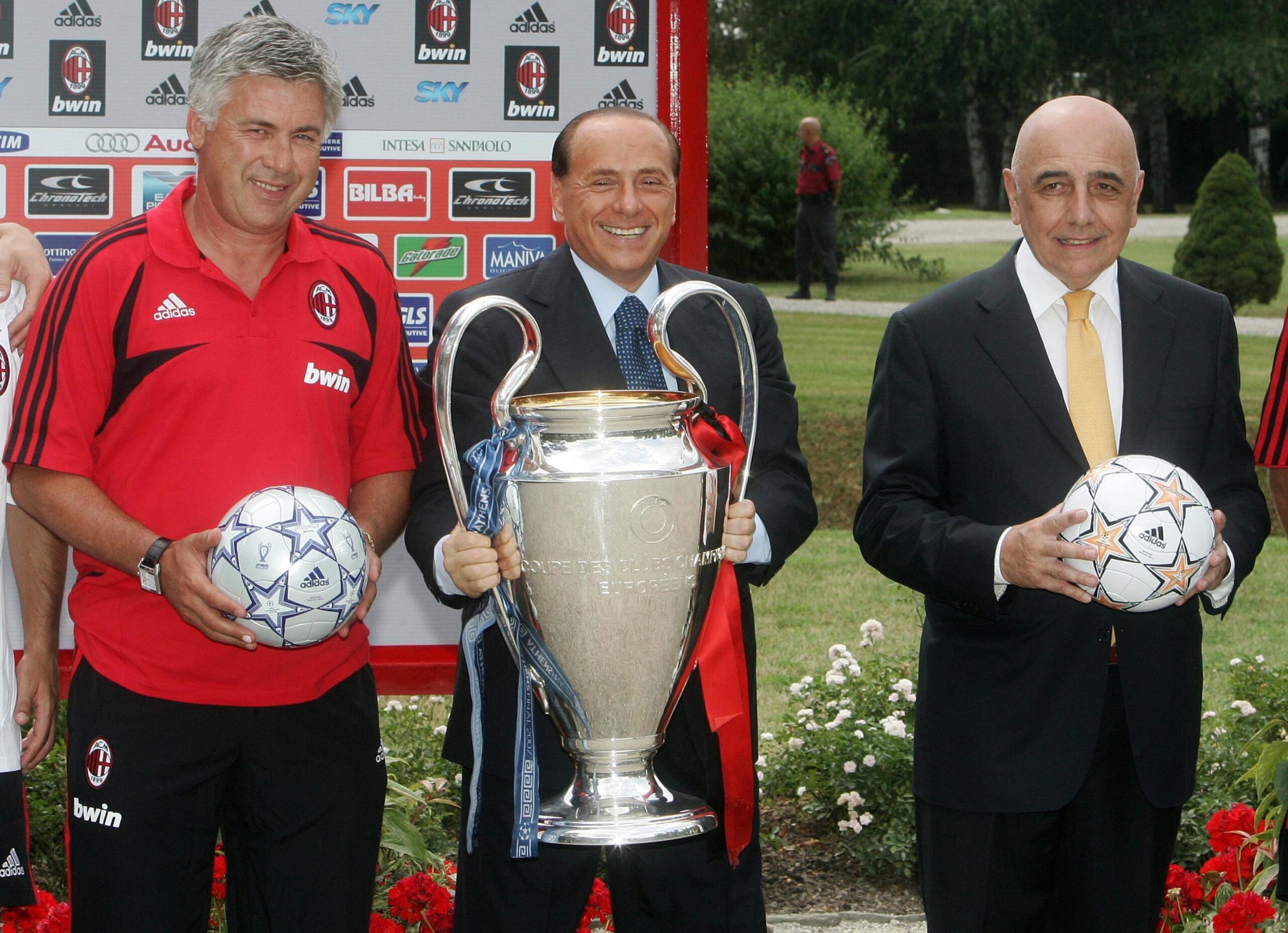 Il presidente del Milan, Silvio Berlusconi (C), posa con la Champions League insieme all'allenatore Carlo Ancelotti e all'amministratore delegato Adriano Galliani in occasione del raduno del Milan per la stagione sportiva 2007-2008, in una immagine del 23 luglio 2007 a Carnago.
ANSA/MATTEO BAZZI