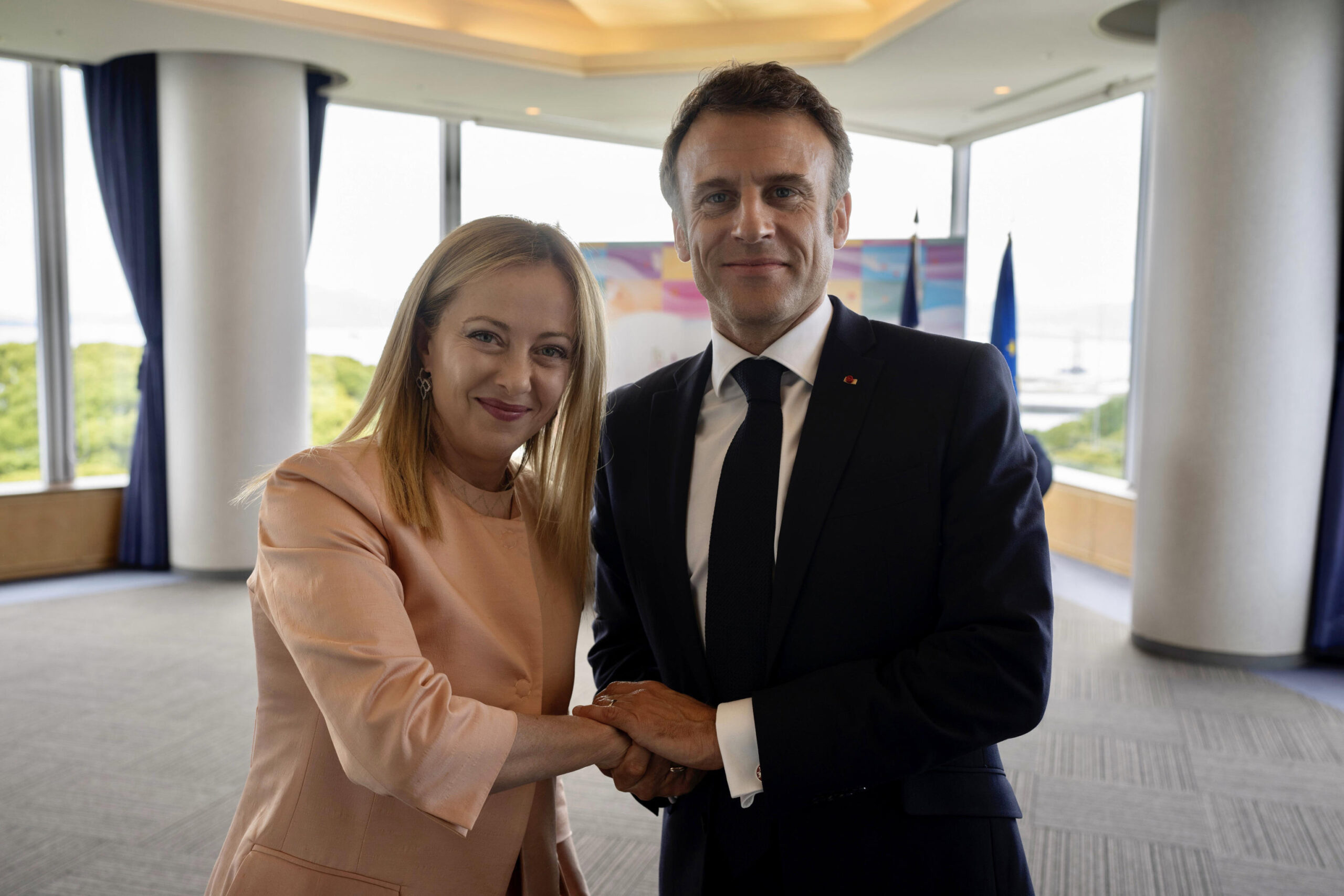 Concluso il vertice tra Meloni e Macron per siglare un patto sull’immigrazione: «Incontro lungo e cordiale»