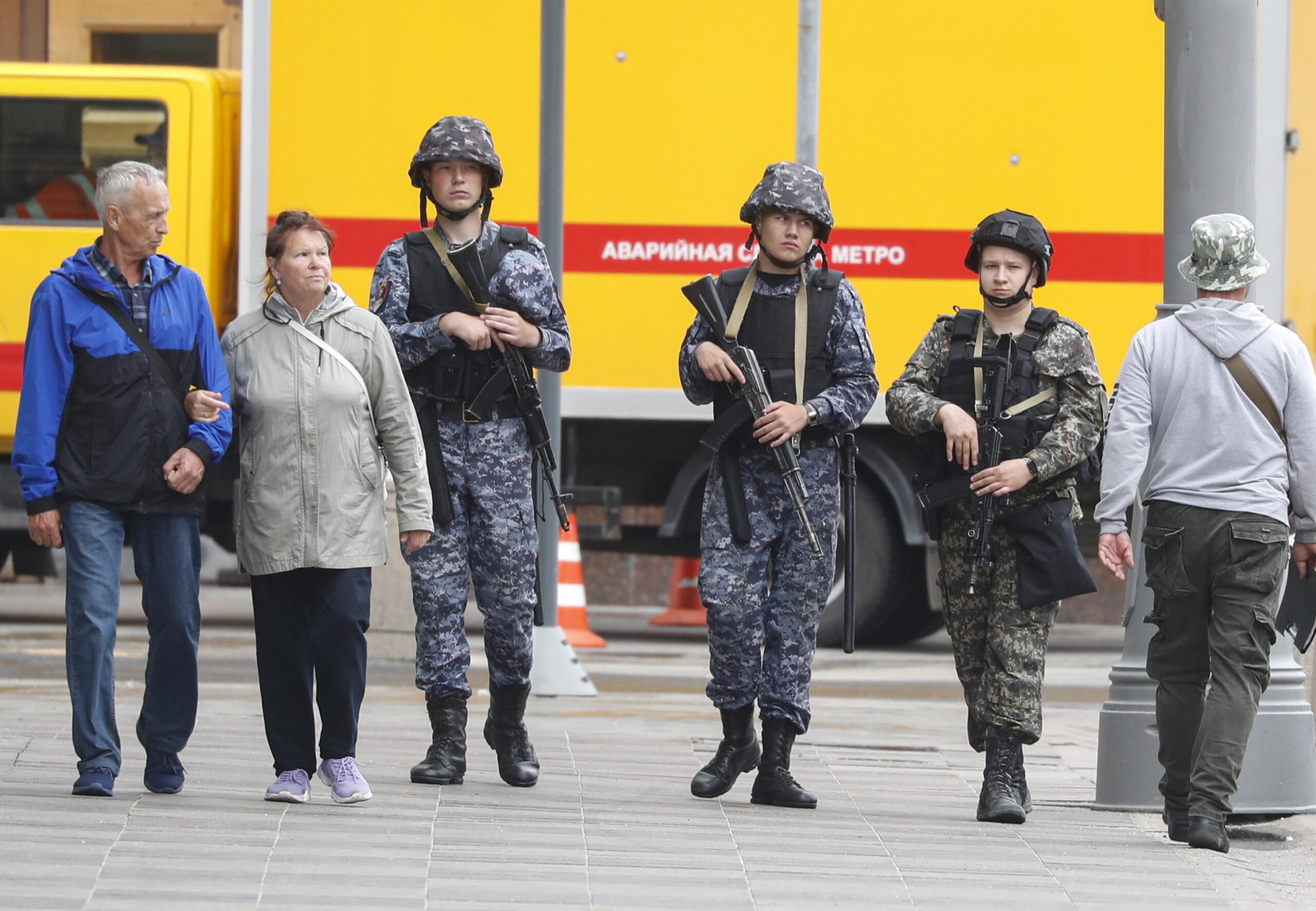 epa10709081 Russian servicemen stand guard on a street in downtown Moscow, Russia, 24 June 2023. Counter-terrorism measures were enforced in Moscow and other Russian regions after private military company (PMC) Wagner Group's chief claimed that his troops had occupied the building of the headquarters of the Southern Military District in Rostov-on-Don, demanding a meeting with Russias defense chiefs.  EPA/MAXIM SHIPENKOV