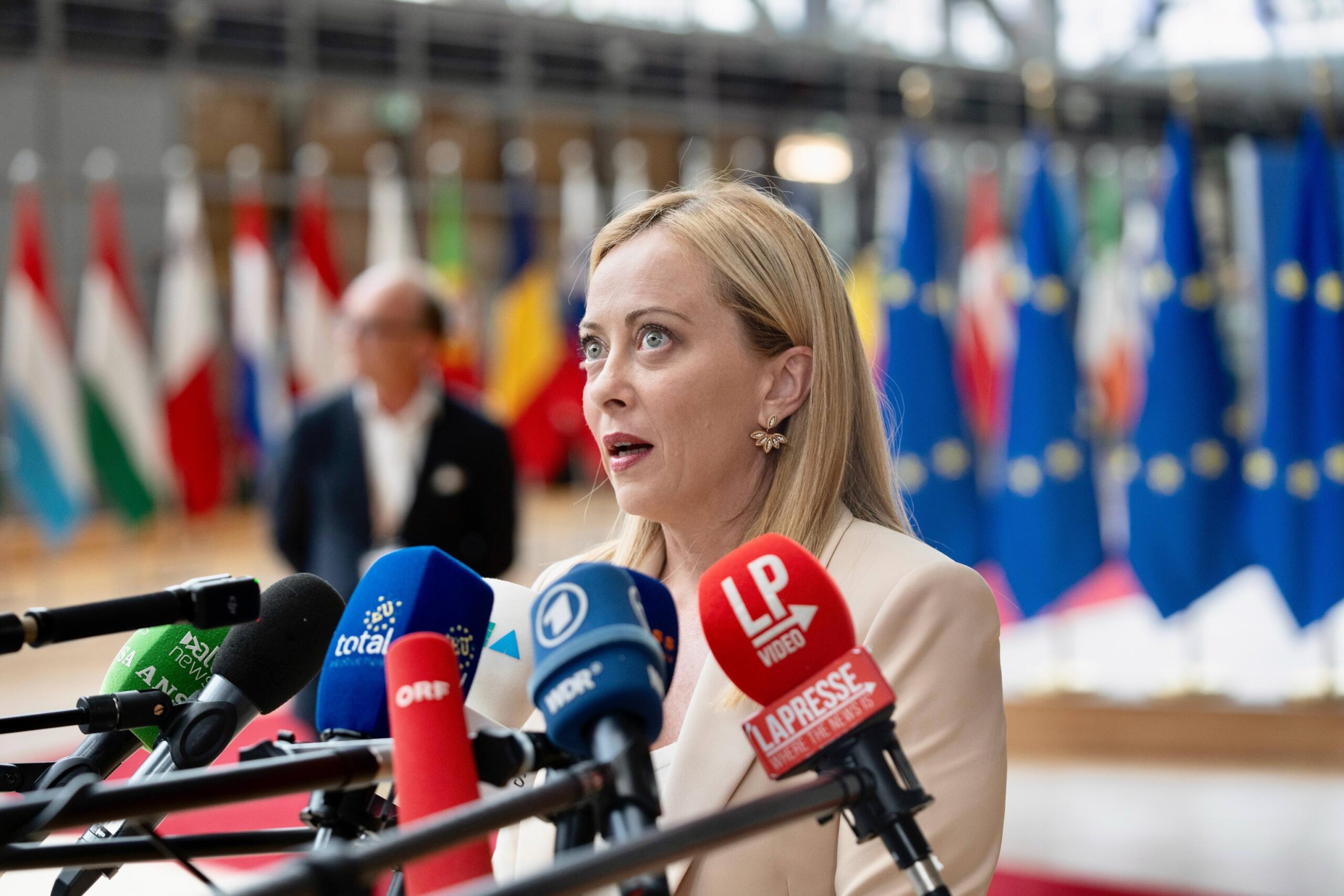 In una foto fornta dall'ufficio stampa di Palazzo Chigi, la premier Giorgia Meloni partecipa a un Consiglio europeo che ha tra i suoi temi
principali l'appoggio all'Ucraina, con un intervento del
presidente Zelensky in diretta web, le migrazioni e il Mes, Bruxelles, 29 giugno 2023. ANSA/ US PALAZZO CHIGI/ FILIPPO ATTILI +++ HO NO SALES - DITORIAL USE ONLY +++ o +++ ANSA PROVIDES ACCESS TO THIS HANDOUT PHOTO TO BE USED SOLELY TO ILLUSTRATE NEWS REPORTING OR COMMENTARY ON THE FACTS OR