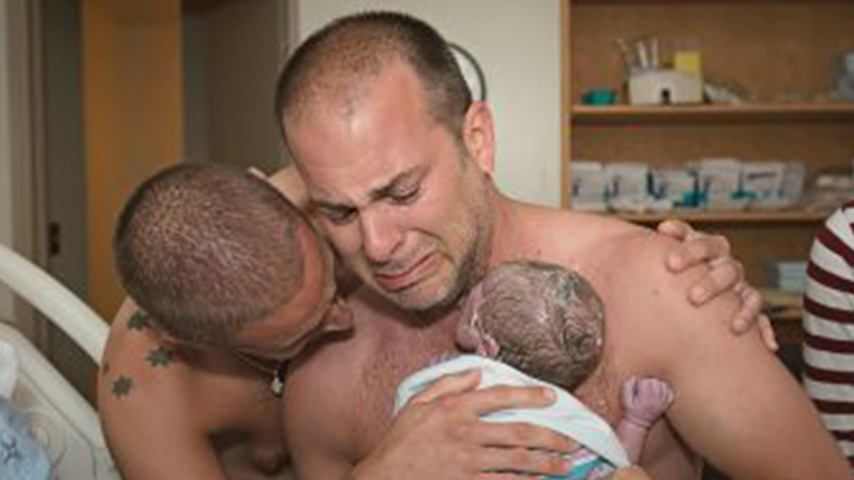 Foto dei due papà «riciclata» come card contro la maternità surrogata, Fdi condannata a risarcire la coppia: «L’amore vince sull’odio» – Il video