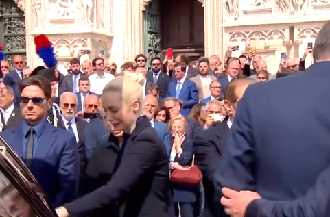 Funerali di Berlusconi, il pianto ininterrotto di Fascina. Stringe la mano a Marina, accarezza e bacia la bara – Il video