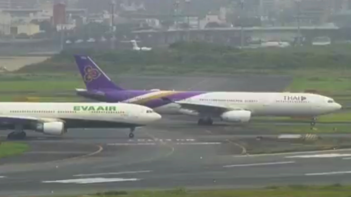 Tokyo, due aerei si scontrano sulla pista dell’aeroporto – Il video