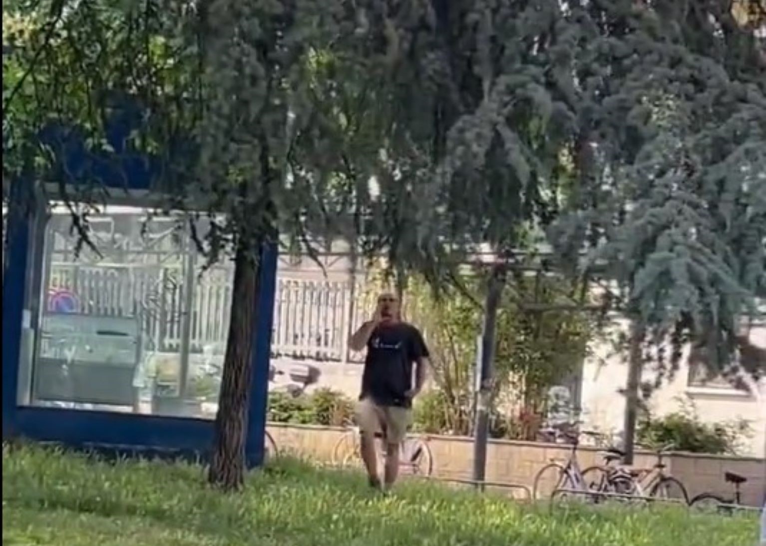 Inseguito e insultato tra i passanti indifferenti, il caso a Pavia: «Gay di m**** vedi come ti ammazzo» – Il video