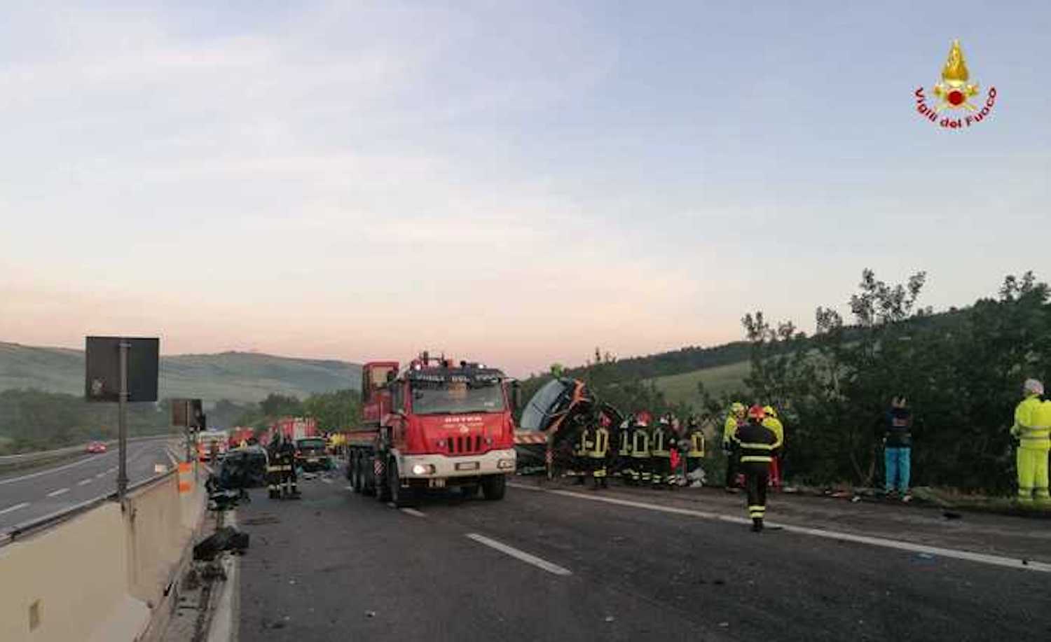 Un autobus Flixbus finisce in una scarpata sulla A16 Napoli Canosa, morto un automobilista: 14 passeggeri feriti