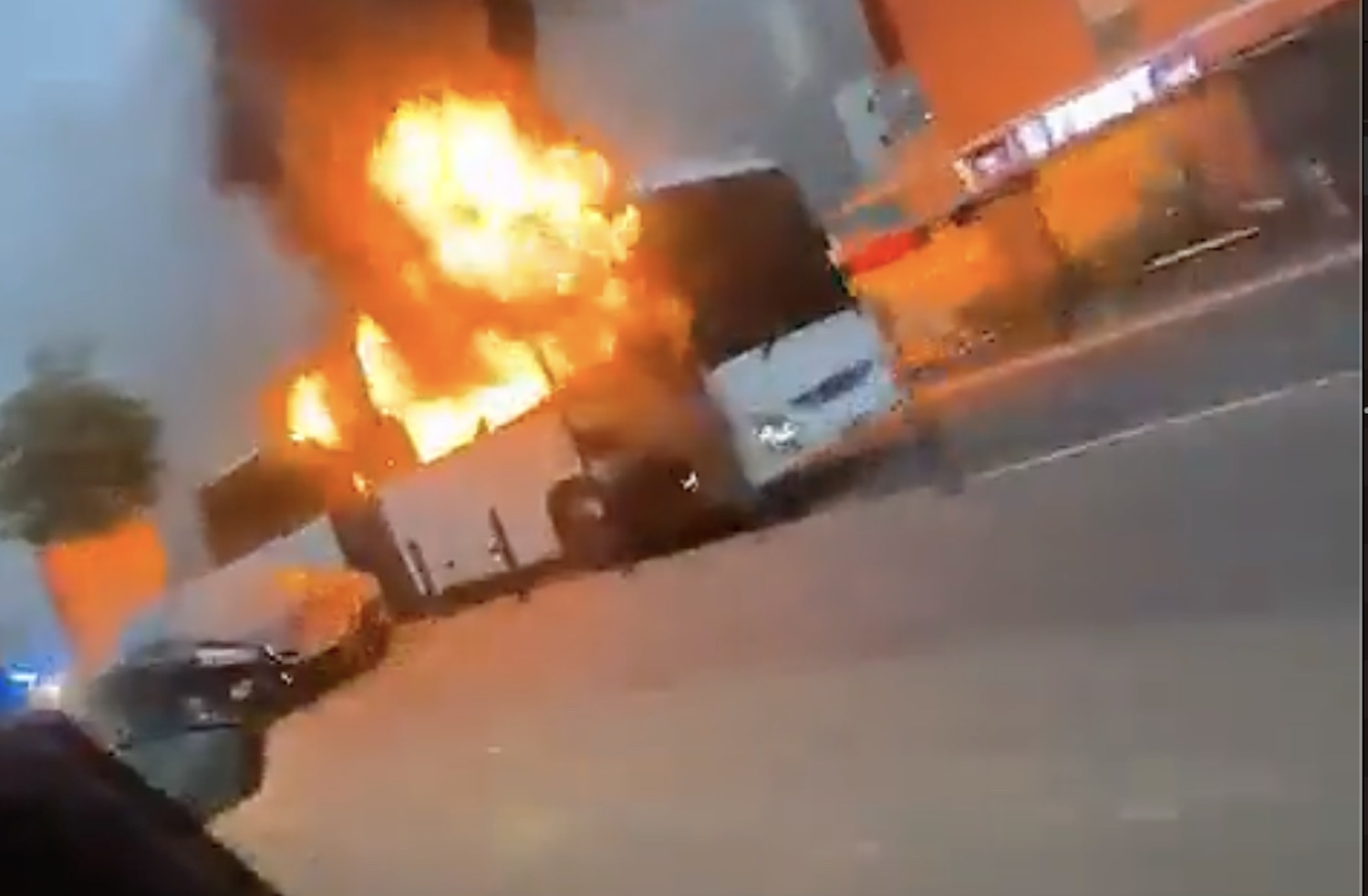 Francia a ferro e fuoco, la rabbia per l’omicidio del 17enne Nahel. L’allarme dei servizi: «Ci aspettano giorni di violenze». Scontri anche a Bruxelles – Il video