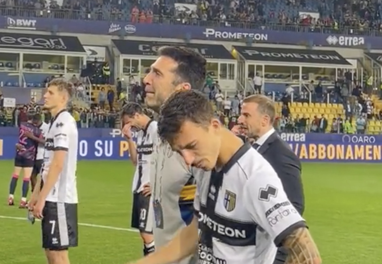 Le lacrime amare di Buffon dopo Parma Cagliari, a 45 anni sfuma il ritorno in Serie A – Il video