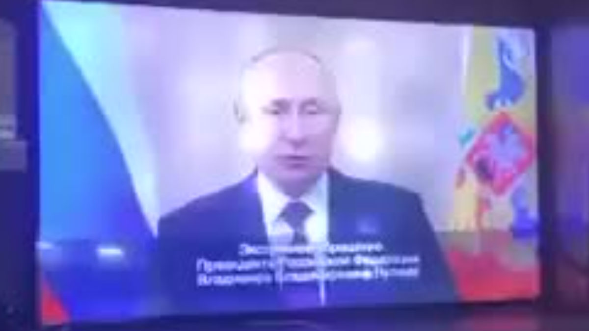 Il deepfake di Putin che annuncia l’incursione ucraina in Russia. Violate le televisioni e radio russe – I video
