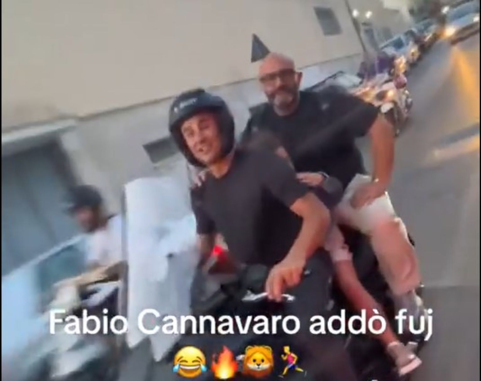Fabio Cannavaro, in tre sul motorino a Napoli con una bambina? La denuncia del deputato – Il video