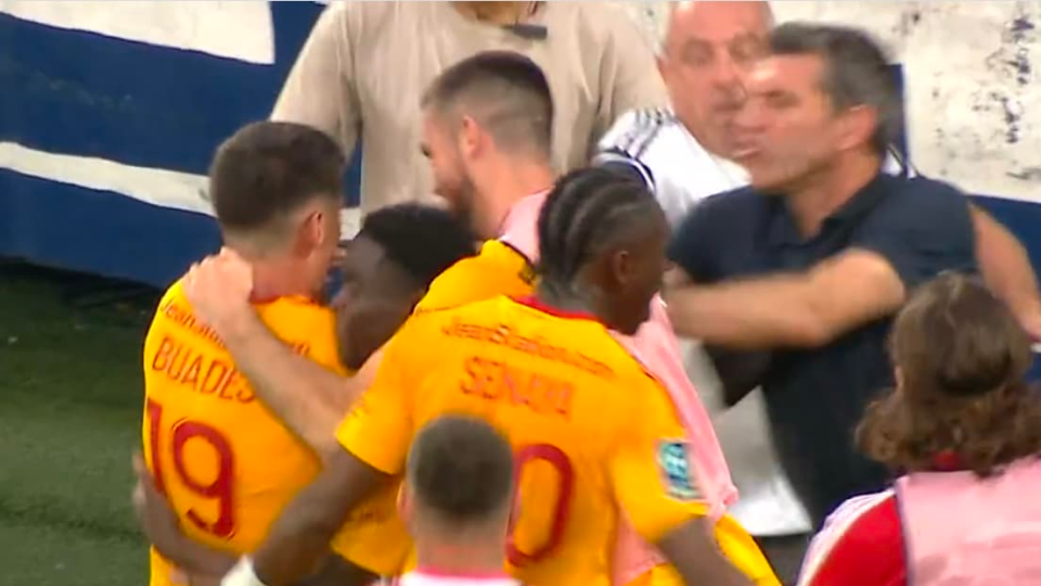 Francia, tifoso va in campo e colpisce giocatore, a Bordeaux è il caos – Il video