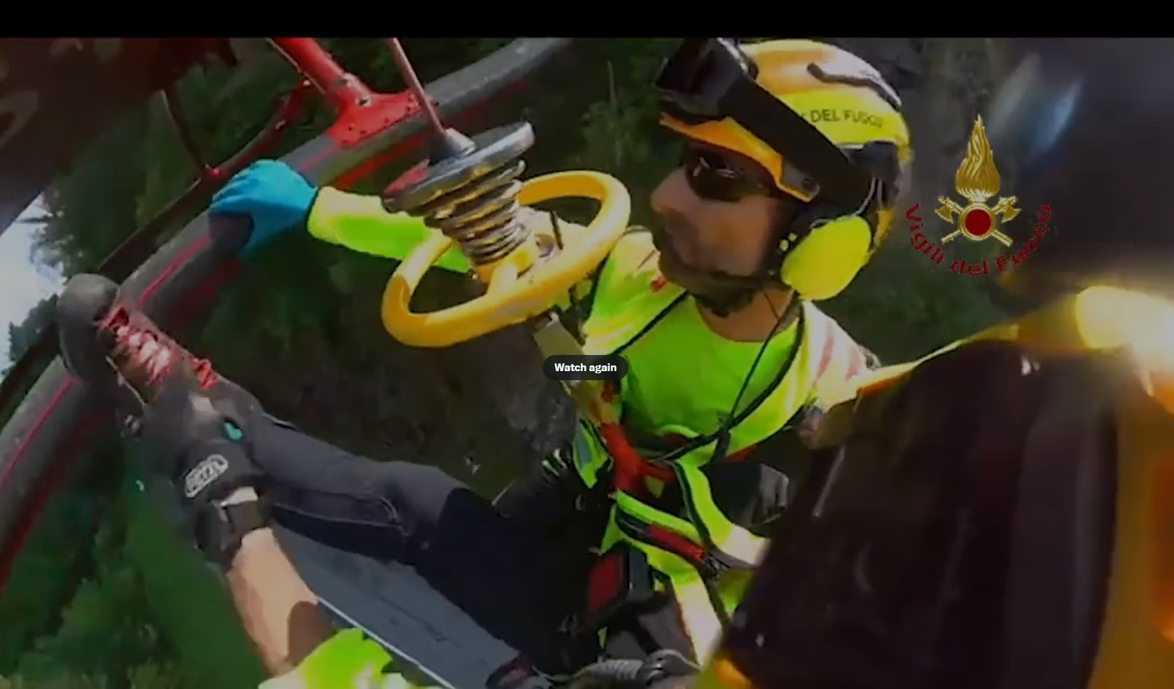Lo spettacolare salvataggio dei Vigili del fuoco al Col del Lys. Con l’elicottero soccorrono la coppia caduta nella scarpata con il quad – Il video