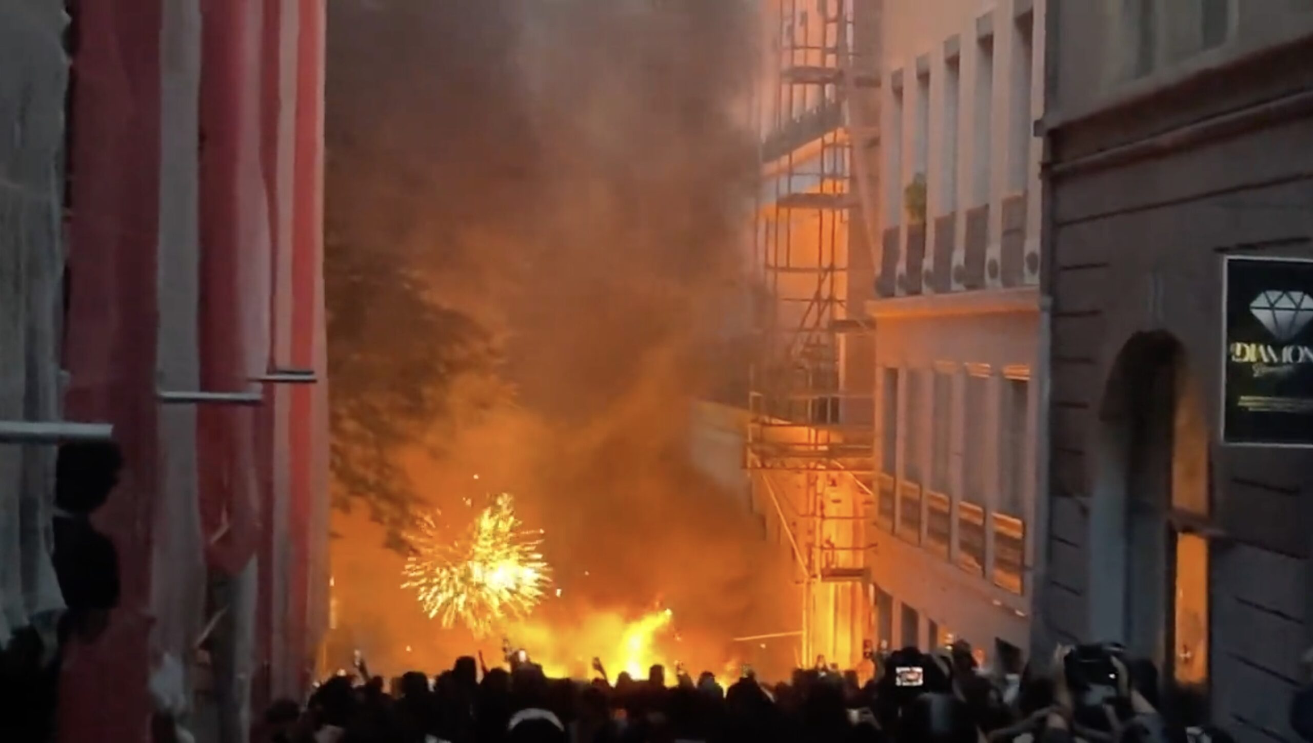 Francia, quarta notte di scontri per la morte di Nahel: arresti a Marsiglia, evacuata Place de la Concorde a Parigi. Schierati 45mila agenti – I video