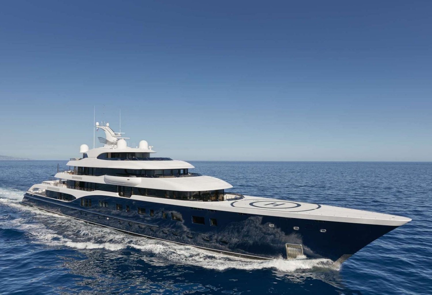 A Palinuro il super yacht di Bernard Arnault, il proprietario di Louis  Vuitton - la Repubblica