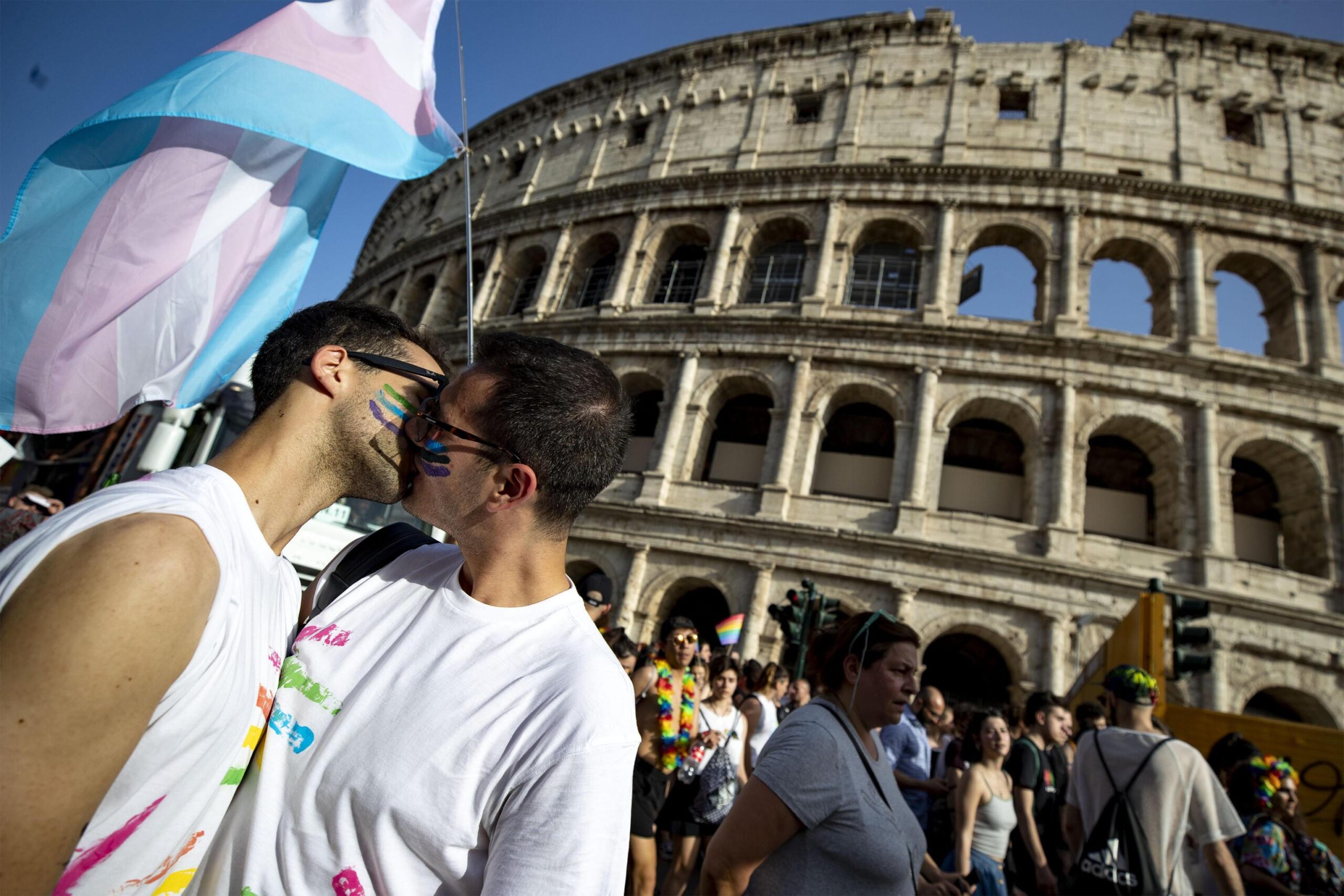 La Regione Lazio revoca il patrocinio al Pride di Roma: «È pro utero in affitto». Gualtieri conferma: «Sarò in piazza»