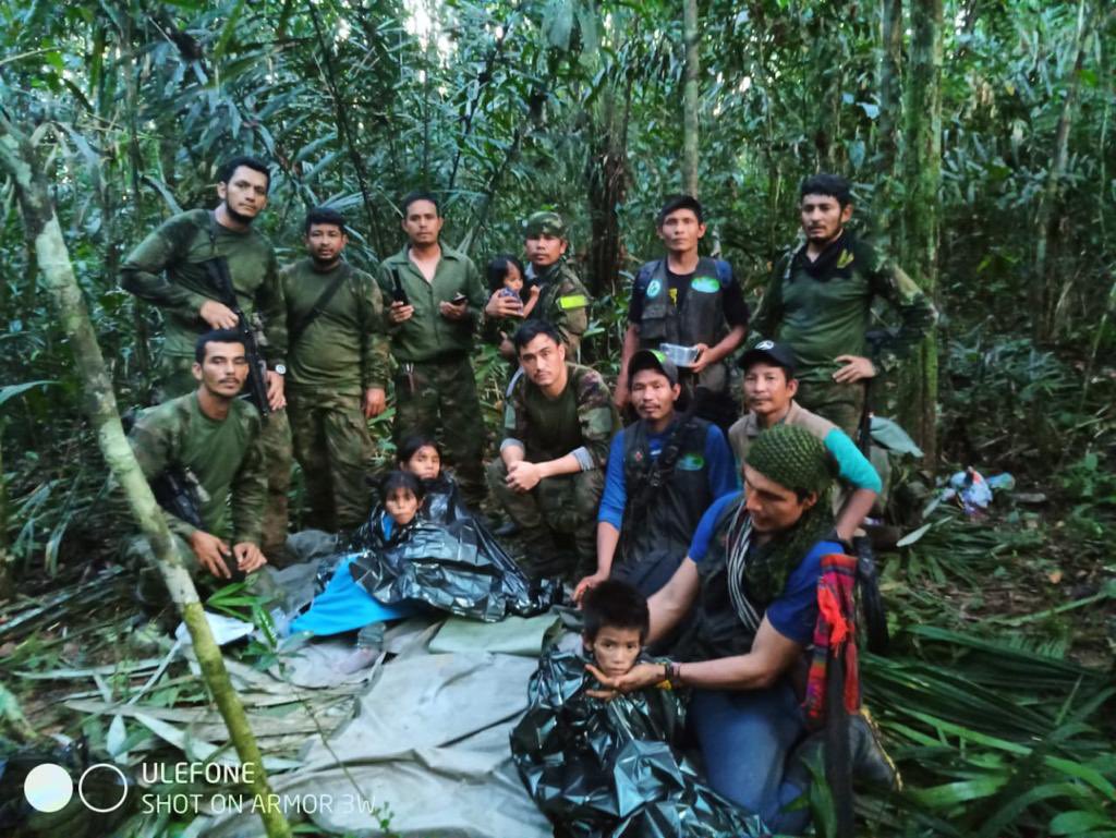 Miracolo in Colombia: quattro bambini ritrovati vivi dopo un incidente aereo e 40 giorni nella giungla