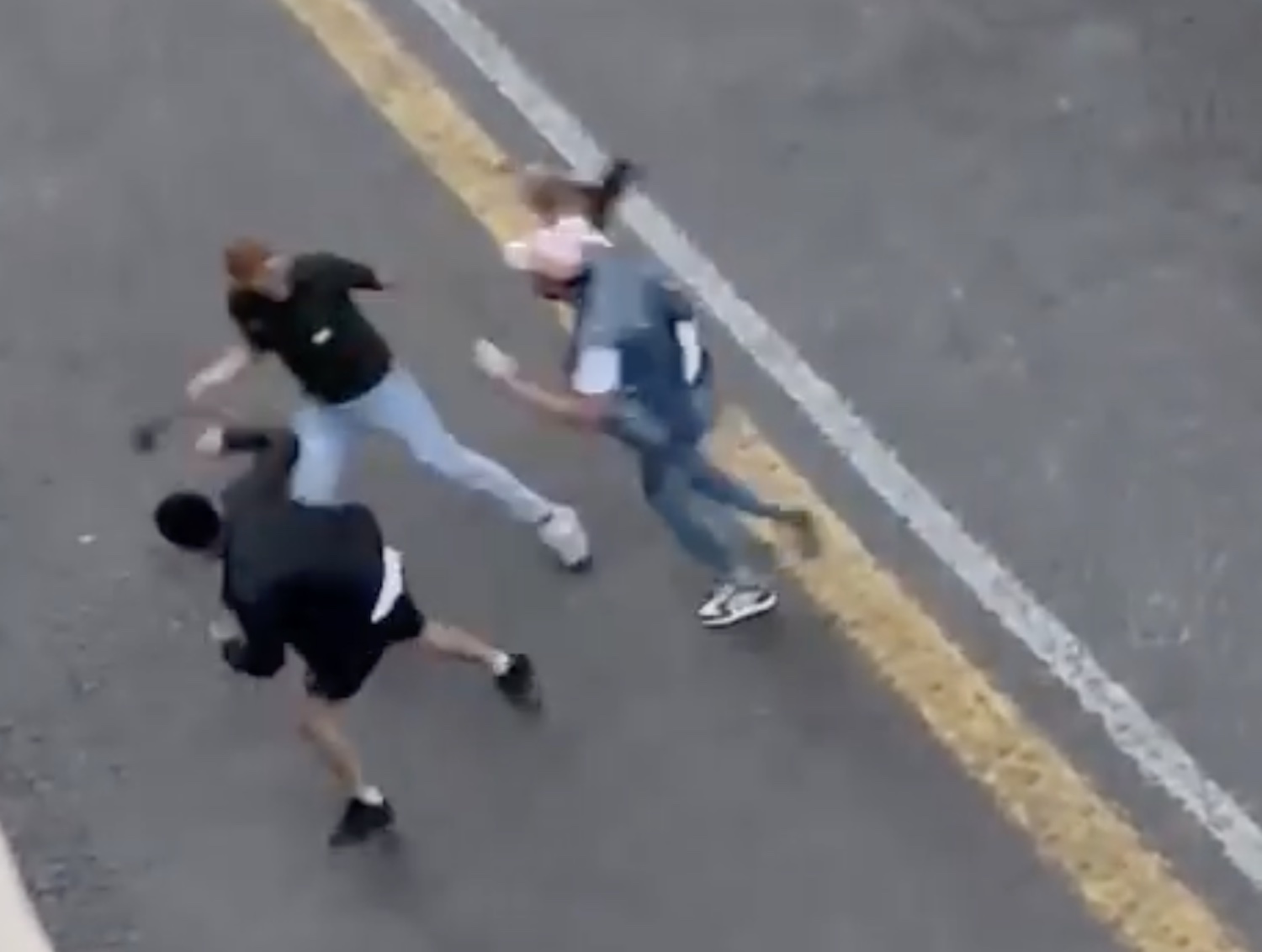 Follia in centro a Forlì, rissa a colpi di accetta fra tre uomini – Il video