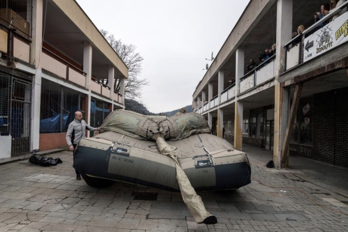 Dal terreno di guerra in Ucraina al mercato mondiale: è boom di vendite per i carri armati gonfiabili. Ecco a cosa servono