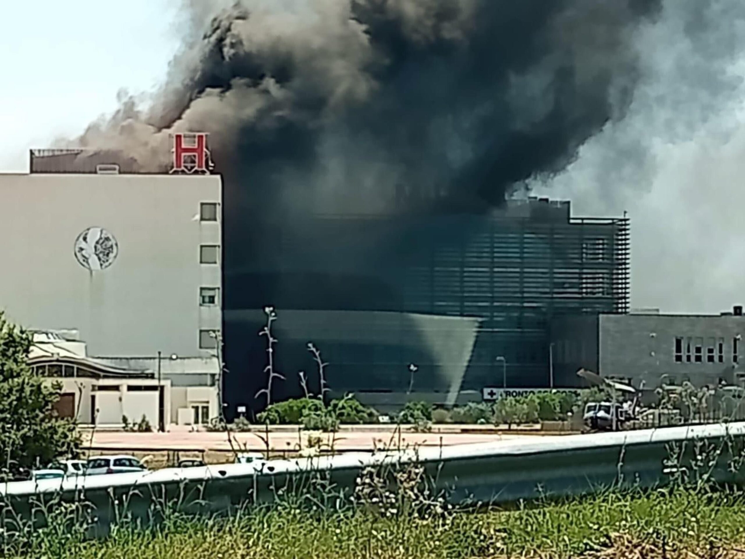 Il pronto soccorso dell'ospedale Miulli di Acquaviva delle Fonti, dove questa mattina si è sviluppato un incendio dalle cause ancora non chiarite, è stato bloccato ed è in questo momento non utilizzabile. Dipendenti e pazienti in grado di camminare sono stati portati all'esterno del pronto soccorso, nei punti designati dal piano della sicurezza, come prevede il protocollo. Gli altri spostati con i lettini in un'area sicura all'interno dell'edificio. I dipendenti stanno distribuendo acqua agli anziani che erano in attesa.
ANSA/CGIL ANSA PROVIDES ACCESS TO THIS HANDOUT PHOTO TO BE USED SOLELY TO ILLUSTRATE NEWS REPORTING OR COMMENTARY ON THE FACTS OR EVENTS DEPICTED IN THIS IMAGE; NO ARCHIVING; NO LICENSING NPK
