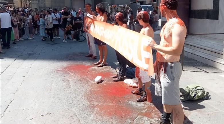Nuovo blitz di Ultima Generazione a Firenze: il lancio di vernice rossa davanti al Battistero e l’appello a papa Francesco – Il video