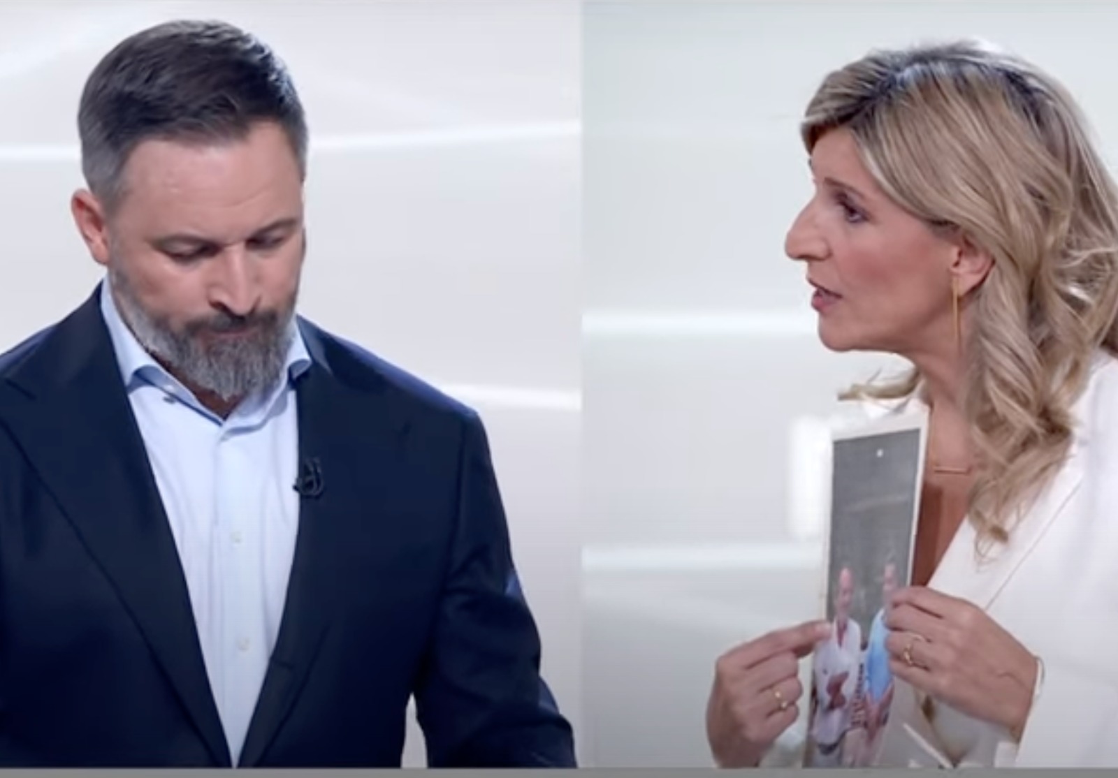 Spagna, la vicepremier Yolanda Dìaz furibonda contro il leader di Vox: «Come osate ridere delle donne assassinate?» – Il video