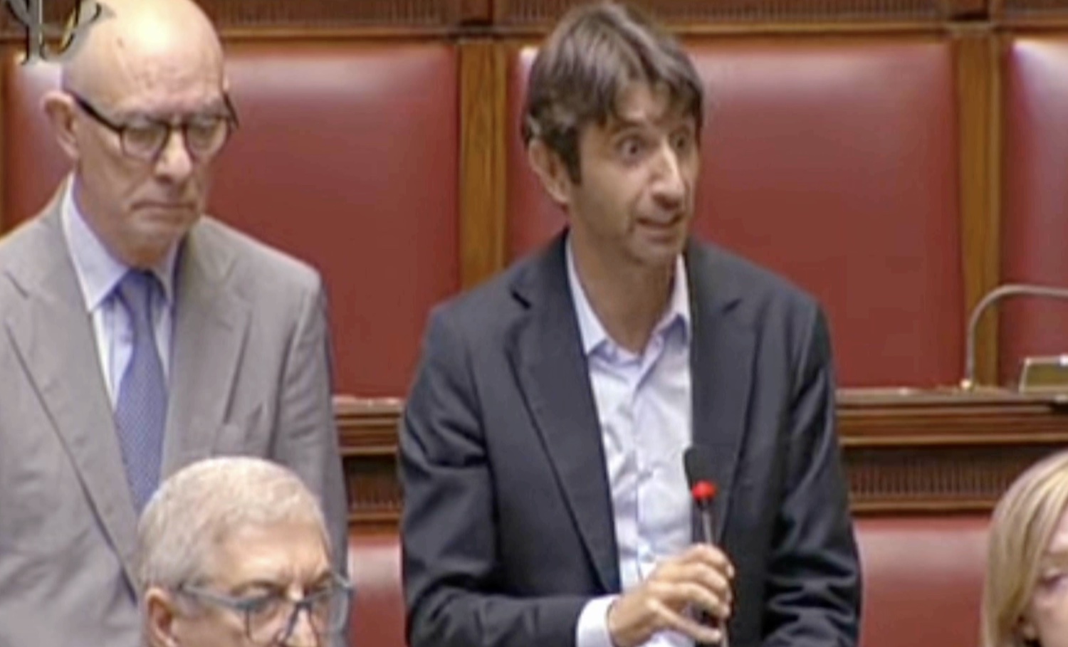 Donzelli: «Ricciardi del Pd ha fatto il segno “ti aspetto fuori”». Urla in Aula tra FdI e Pd sulla commissione Covid: caccia ai filmati – Il video