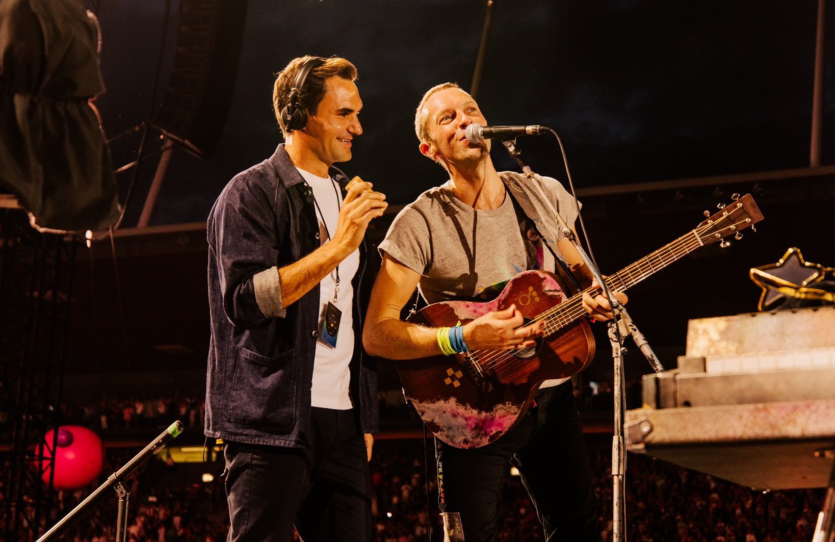 Federer sale sul palco e canta insieme ai Coldplay «Don’t Panic» – Il video