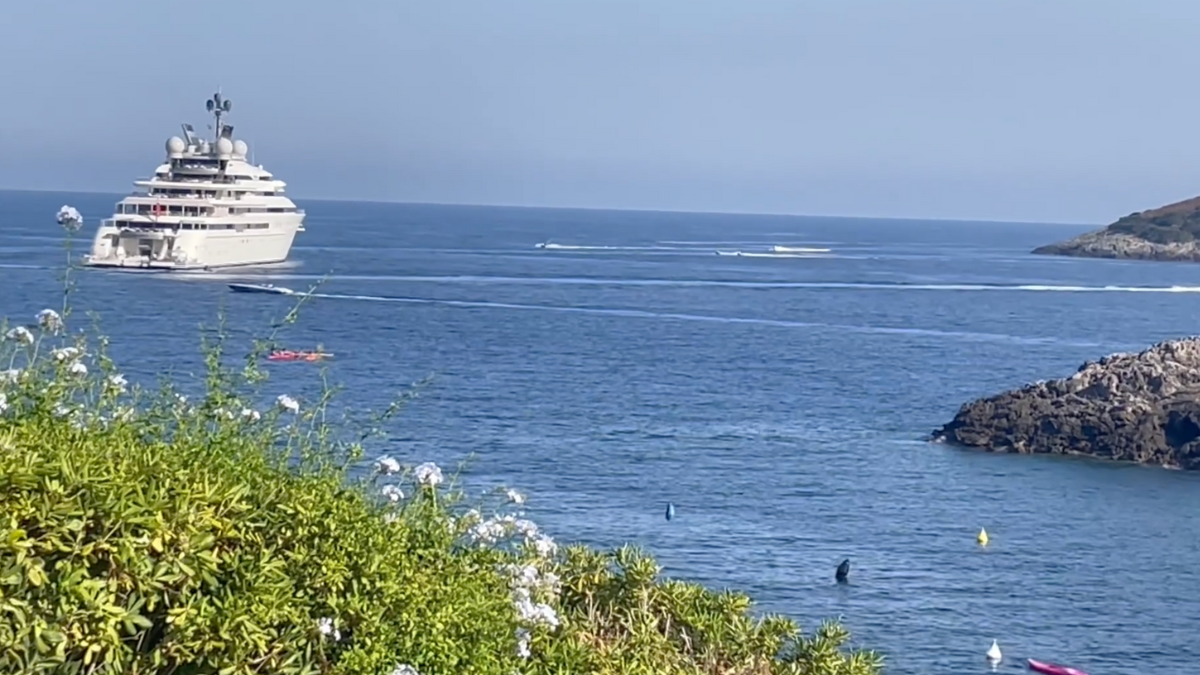 Lo sceicco se ne infischia dei divieti per l’isola di Giannutri, dallo yacht in zona protetta sfrecciano moto d’acqua e motoscafi – Il video