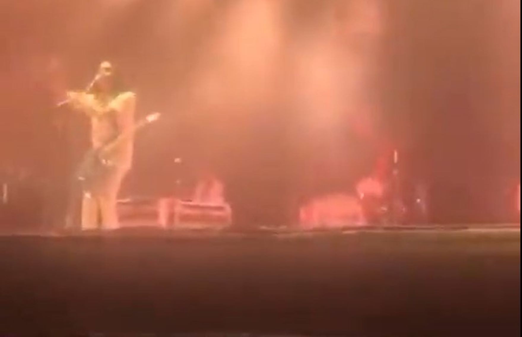 L’attacco di Brian Molko dei Placebo: «Giorgia Meloni razzista e nazista» – Il video