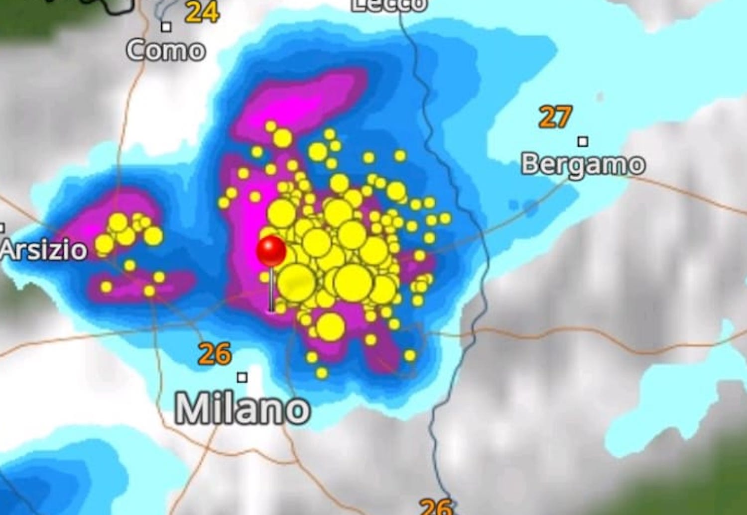 Maltempo in Lombardia, la tregua dura poche ore: tornano grandine, pioggia e vento a nord di Milano – I video