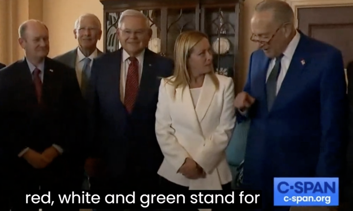 La domanda del senatore Usa che spiazza Giorgia Meloni: «Che cosa significa il tricolore?». Come risponde la premier – Il video