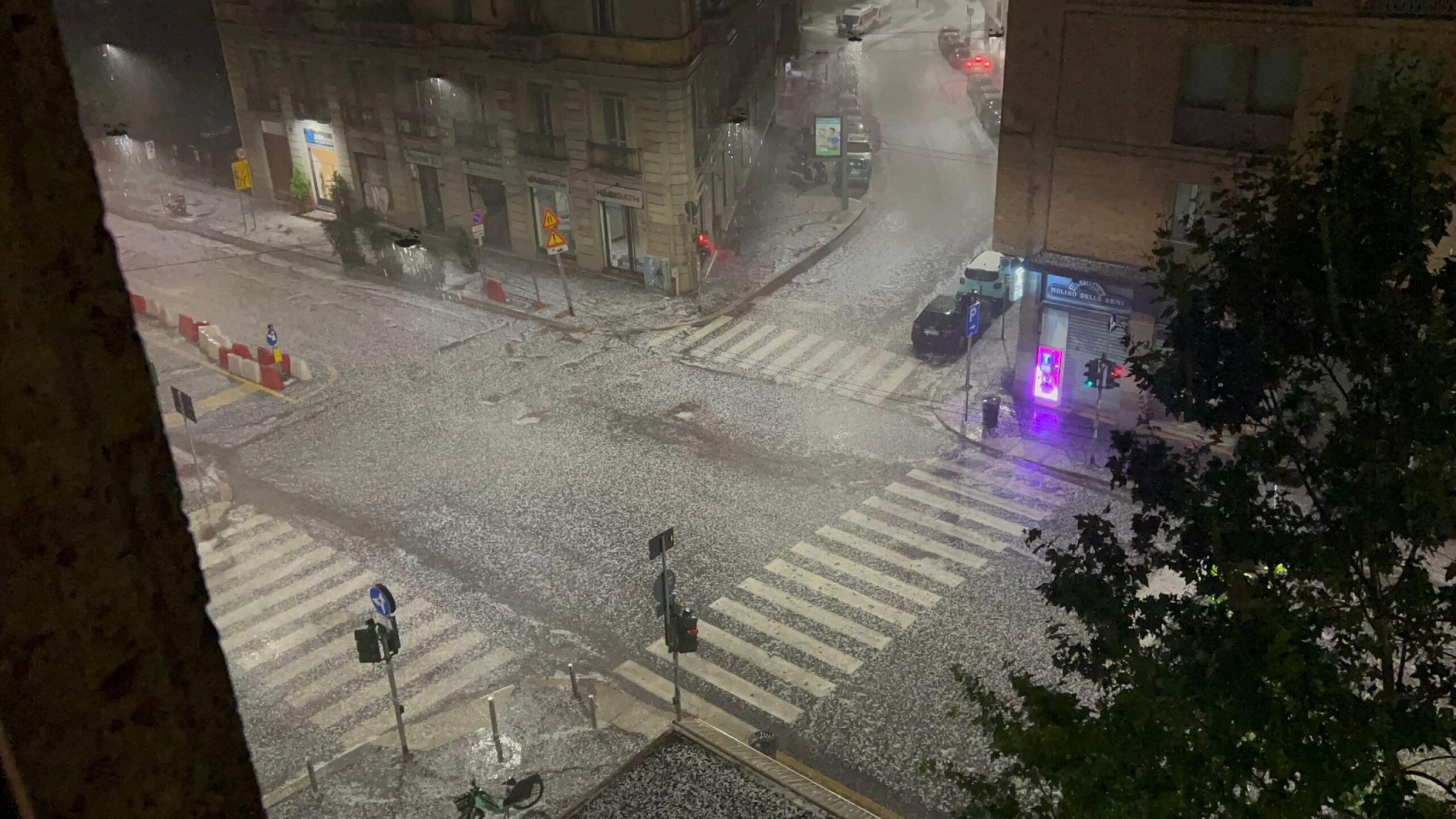 La forte grandinata ha impegnato per gran parte della notte i vigili del fuoco  a Milano, 5 luglio 2023.
ANSA/Salvatore Garzillo