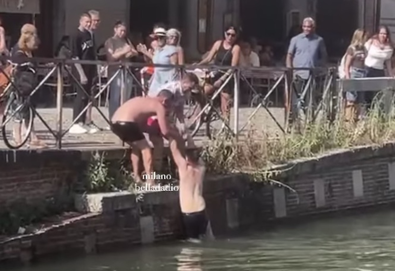 Milano, insieme al caldo arrivano anche i primi tuffi nei Navigli. L’ironia social: «Quell’acqua cristallina meritava proprio una trasgressione» – Il video