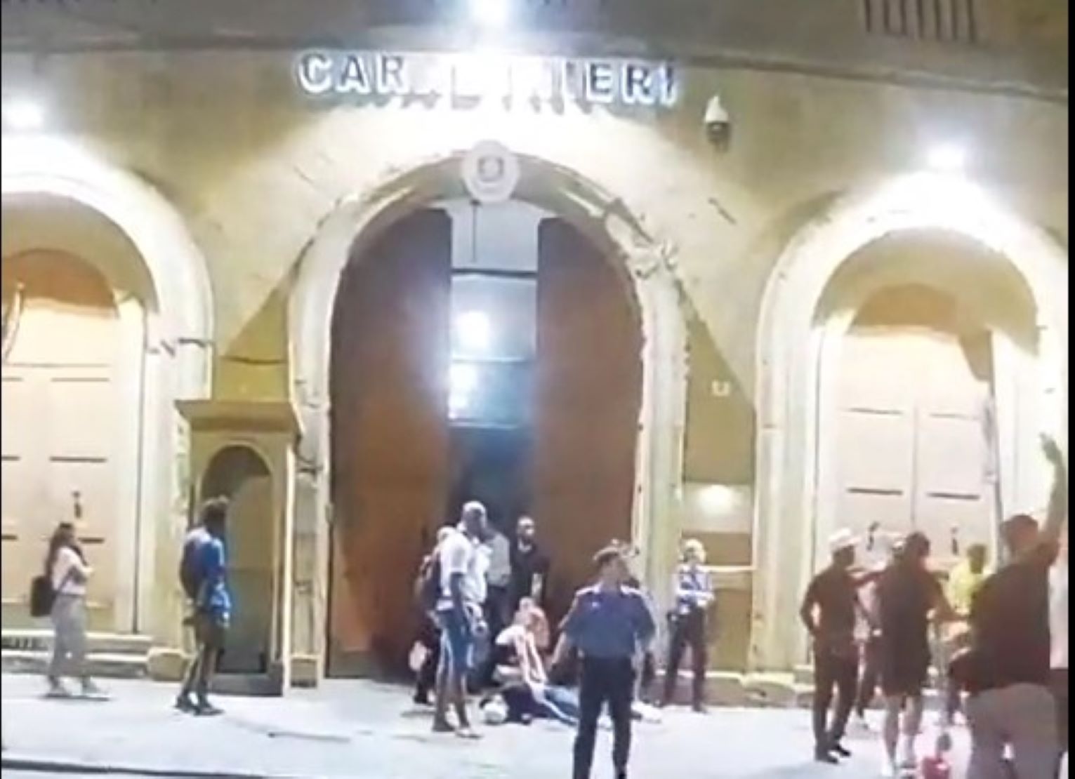 Firenze, rissa con coltelli davanti alla caserma dei carabinieri. Un ferito grave – Il video