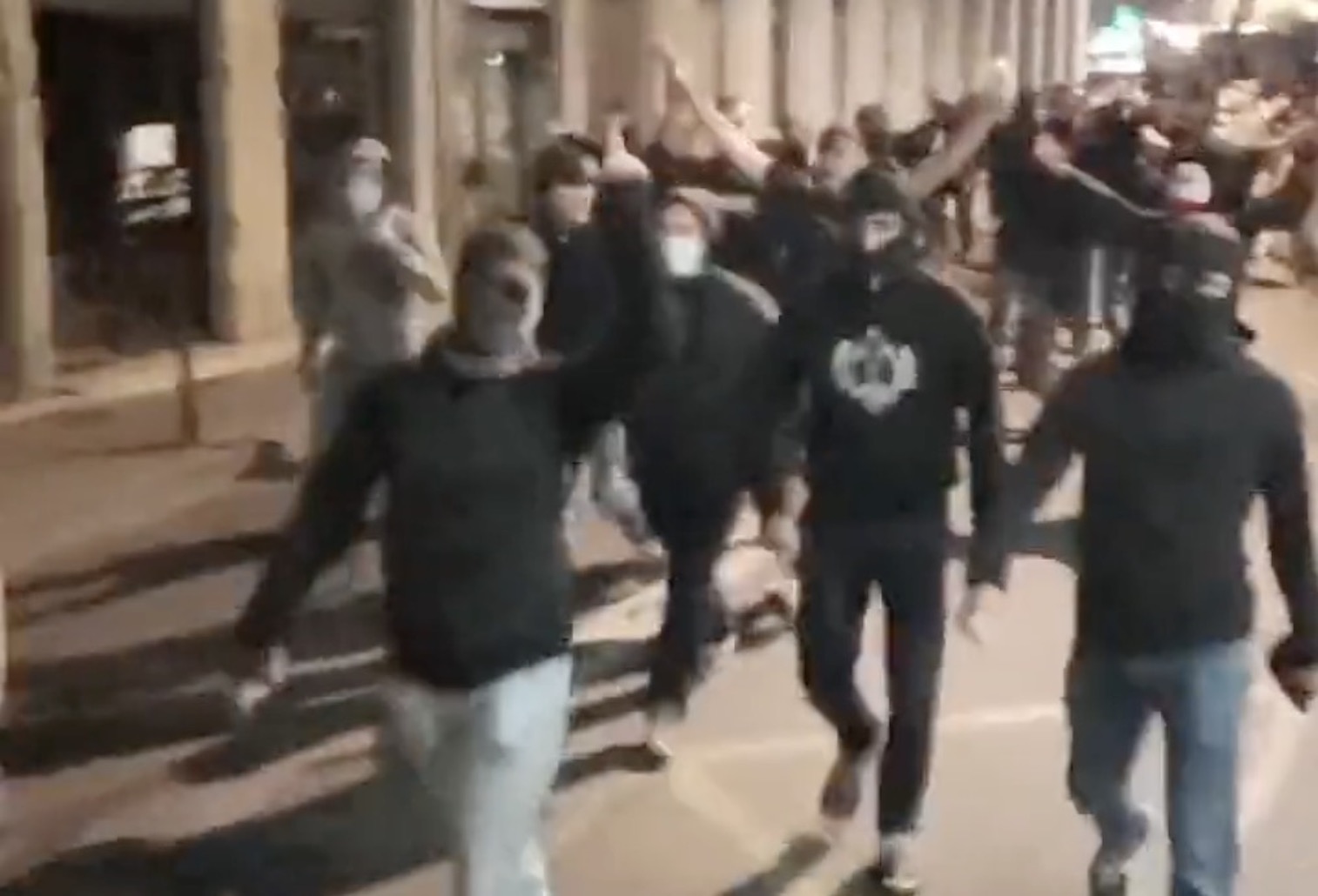 Francia, l’estrema destra risponde alle proteste con saluti romani e ronde nei quartieri: «Questa è casa nostra» – Il video