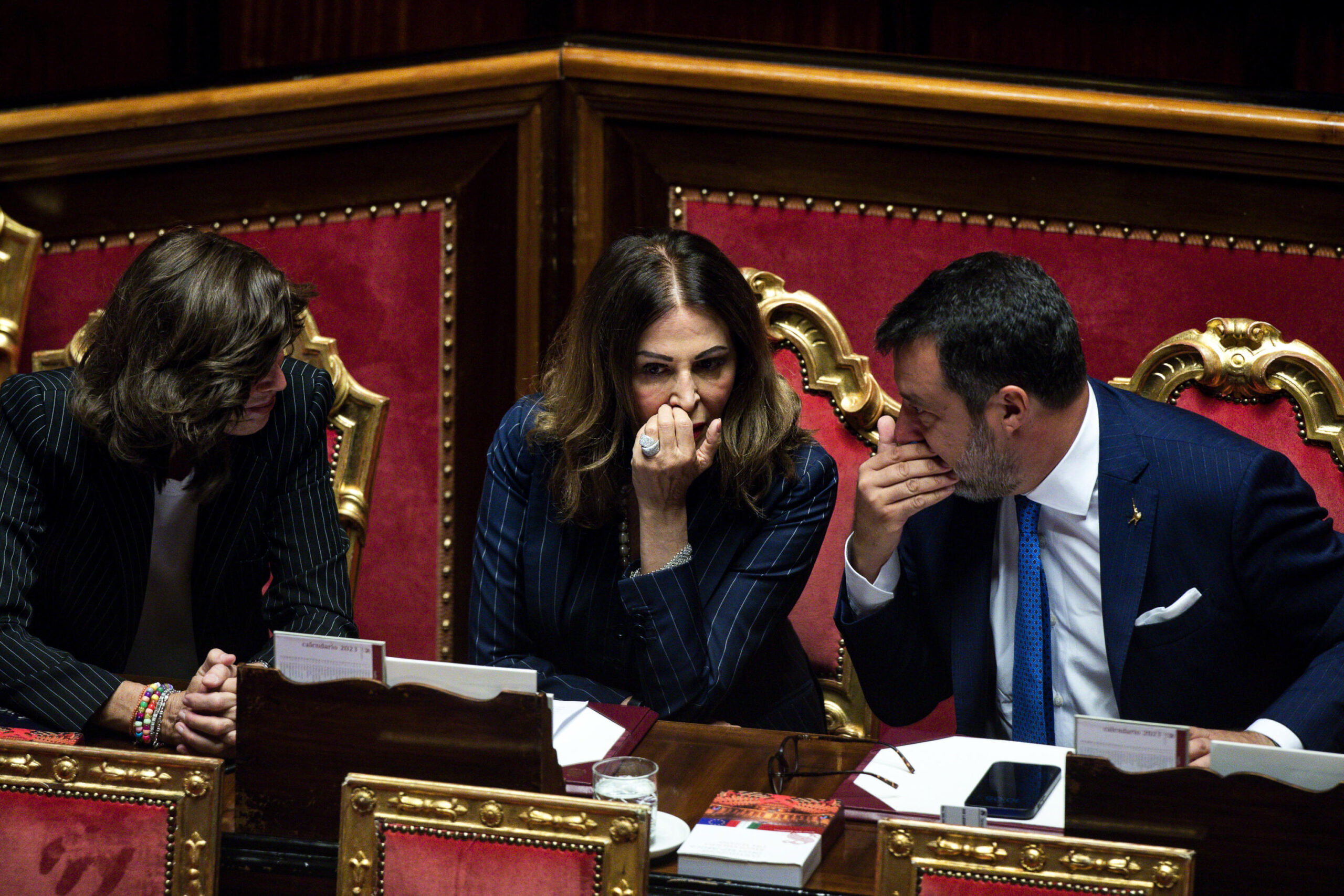 La ministra del Turismo Daniela Santanche' (s) con il ministro delle Infrastrutture e Trasporti Matteo Salvini (d) e la ministra dell'Universita e Ricerca Anna Maria Bernini in aula al Senato durante la mozione di sfiducia per le sue dimissioni, Roma, 26 luglio 2023. La mozione è stata proposta dal M5s, dopo l' inchiesta della procura di Milano nei confronti di una sua società. ANSA/ANGELO CARCONI
