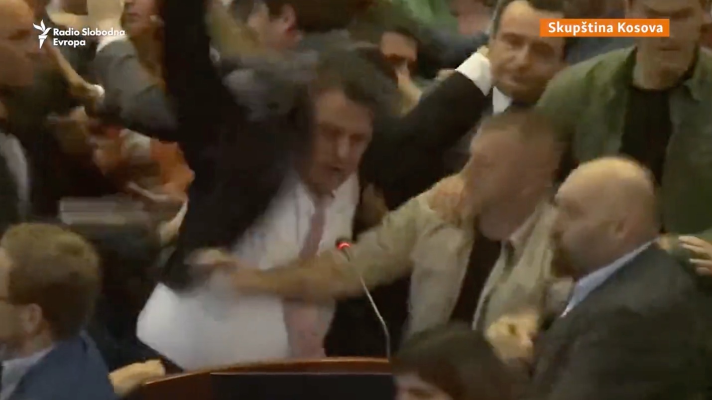 Kosovo, caos in parlamento: il premier Kurti aggredito dai deputati dell’opposizione – Il video