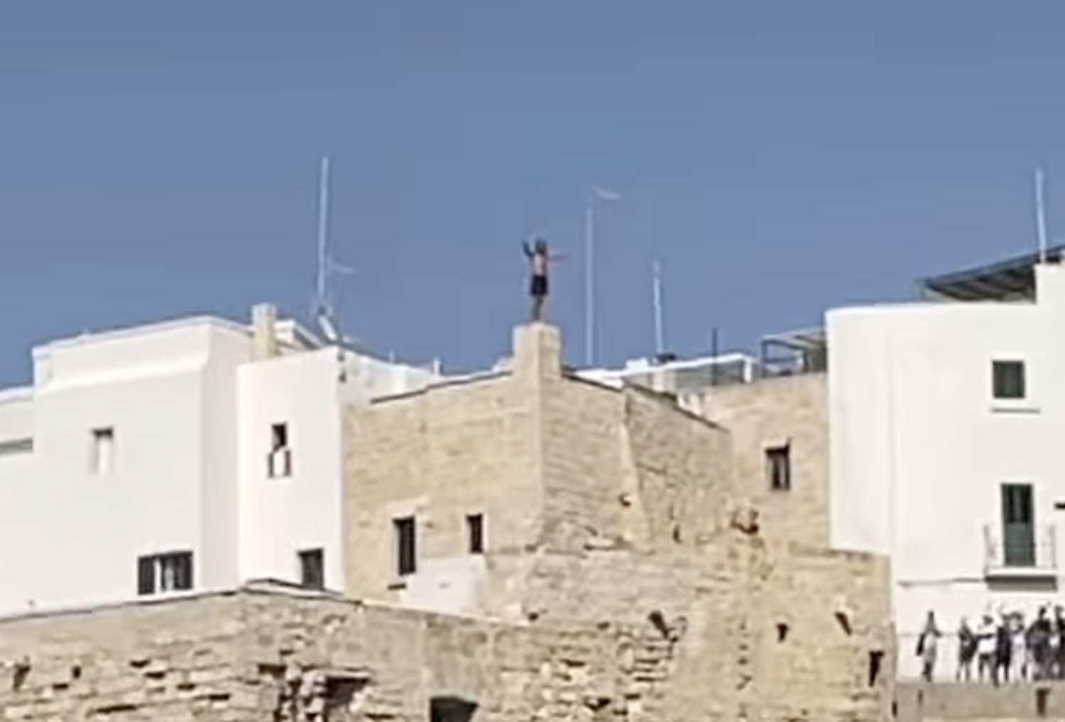 Scovato il turista del tuffo folle a Polignano, è un ucraino 17enne: il proprietario della casa vuole denunciarlo – Il video