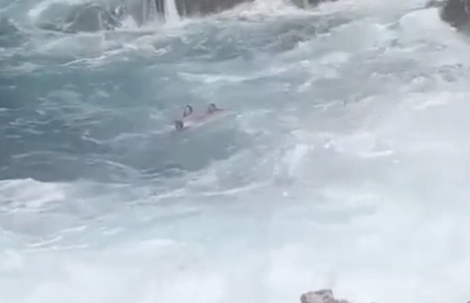Paura per un turista bloccato tra le onde vicino agli scogli ad Anacapri, così il bagnino è riuscito a salvarlo – Il video