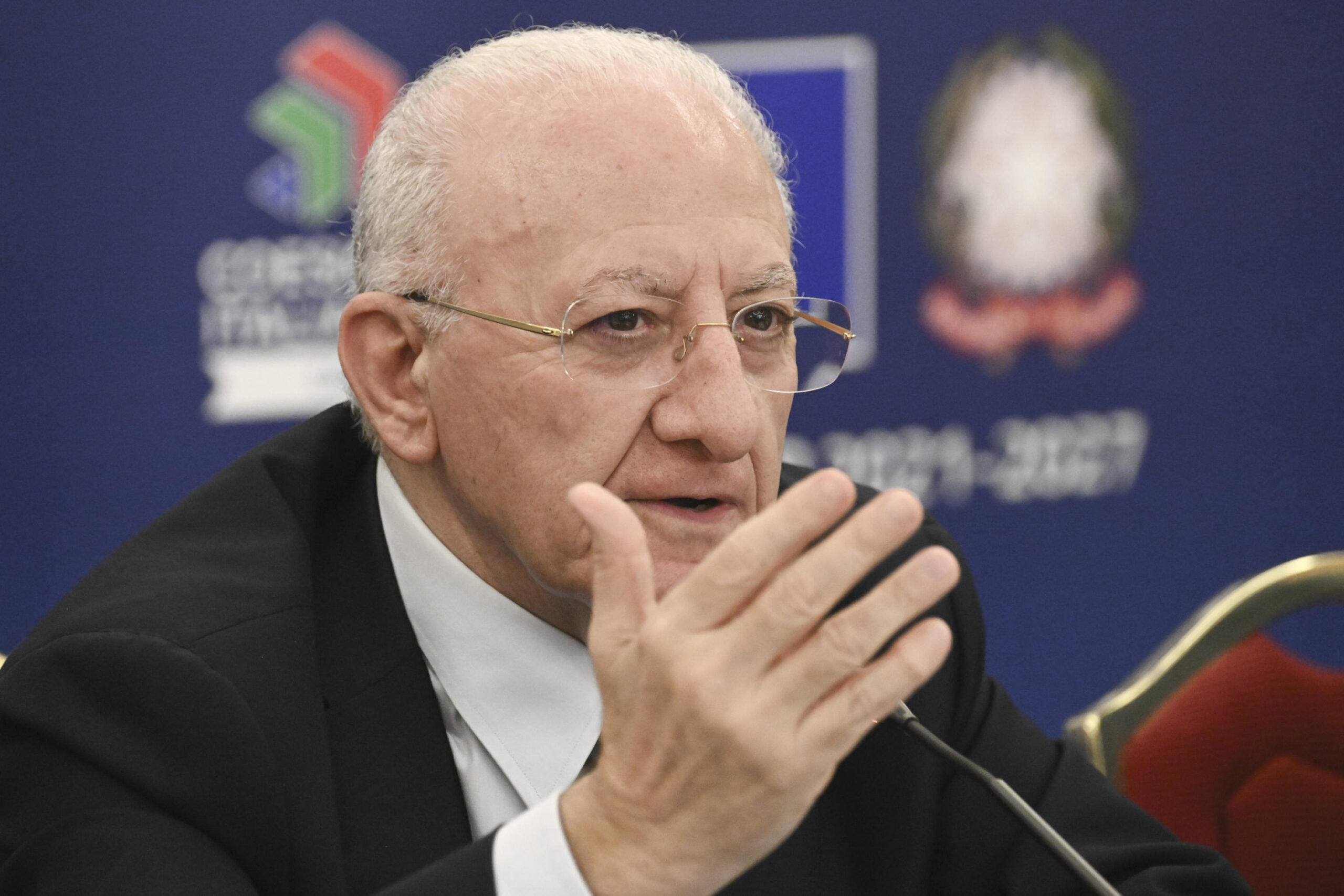 Il presidente della Giunta regionale Vincenzo De Luca partecipa all'incontro finalizzato alla presentazione del programma regionale del Fondo europeo di sviluppo regionale 2021-2027, Napoli, 4  luglio 2023. 
ANSA / CIRO FUSCO
