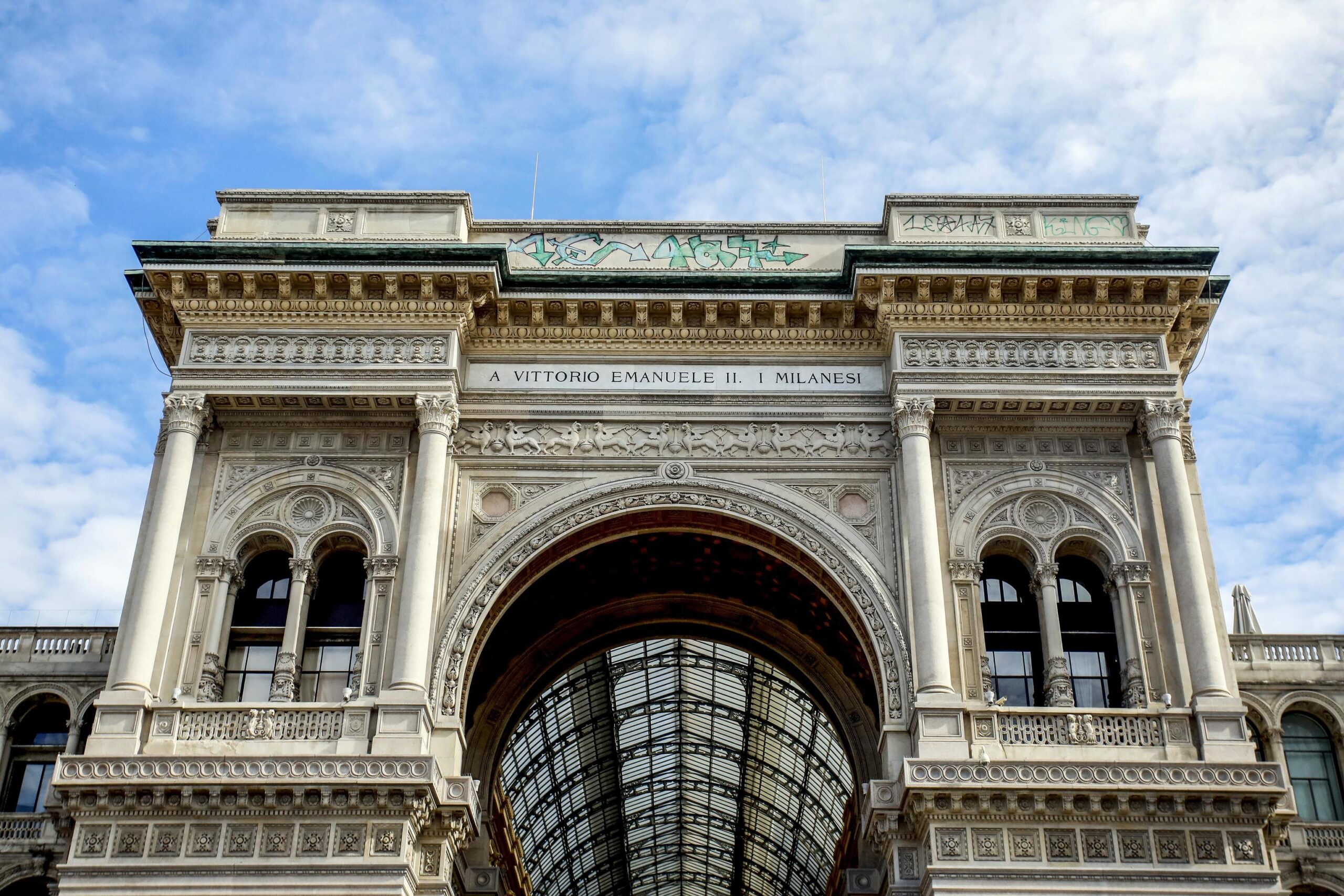 Milano, ecco come sono saliti in Galleria i writers che l'hanno imbrattata.  Salvini: «Carcere, multe e servizi sociali» - Open