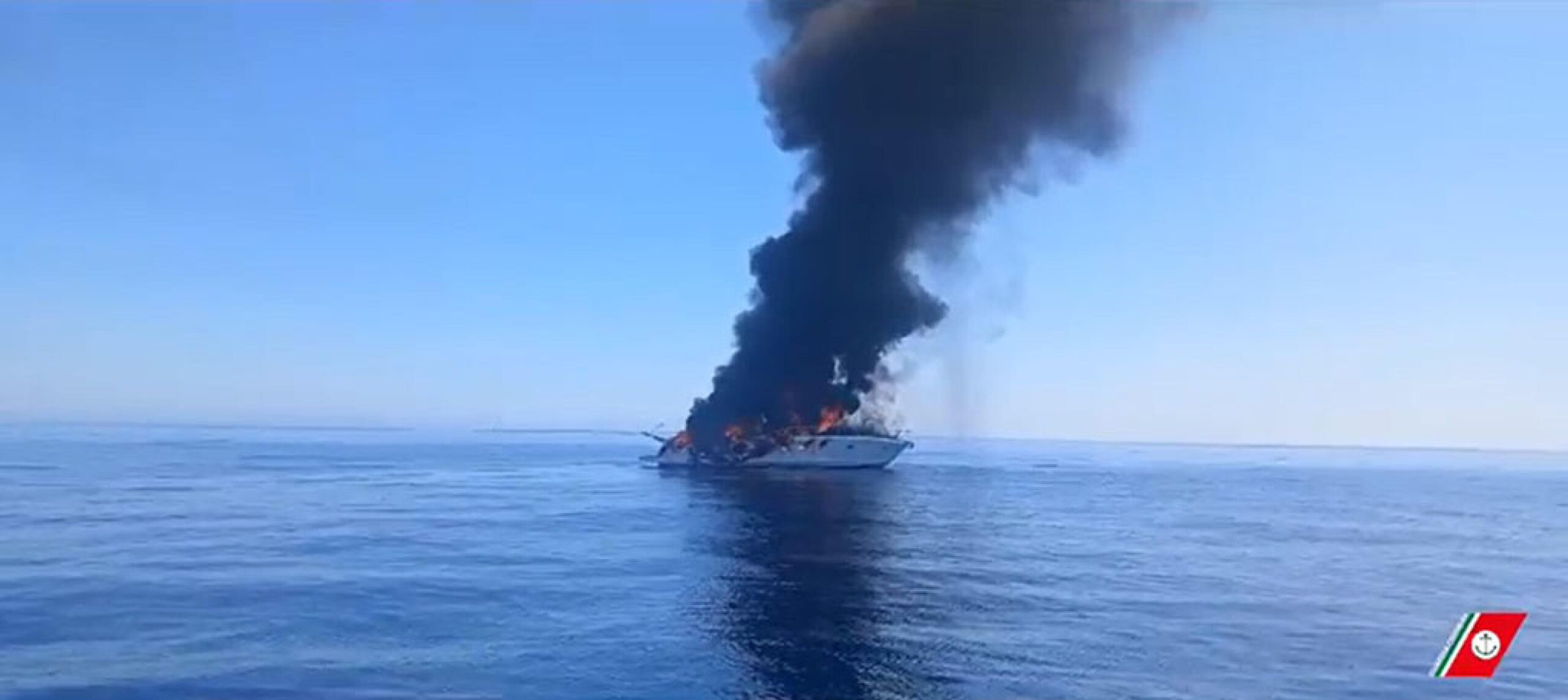 Il frame di un video diffuso dalla Capitaneria di porto mostra l'imbarcazione da diporto a motore che ha preso fuoco ed è affondata a 15 miglia da Livorno, 10 agosto 2023. L'equipaggio ha avuto il tempo di chiamare via radio l'emergenza a terra e di salire su una zattera di emergenza.
ANSA/ CAPITANERIA DI PORTO
+++ ANSA PROVIDES ACCESS TO THIS HANDOUT PHOTO TO BE USED SOLELY TO ILLUSTRATE NEWS REPORTING OR COMMENTARY ON THE FACTS OR EVENTS DEPICTED IN THIS IMAGE; NO ARCHIVING; NO LICENSING +++ NPK +++