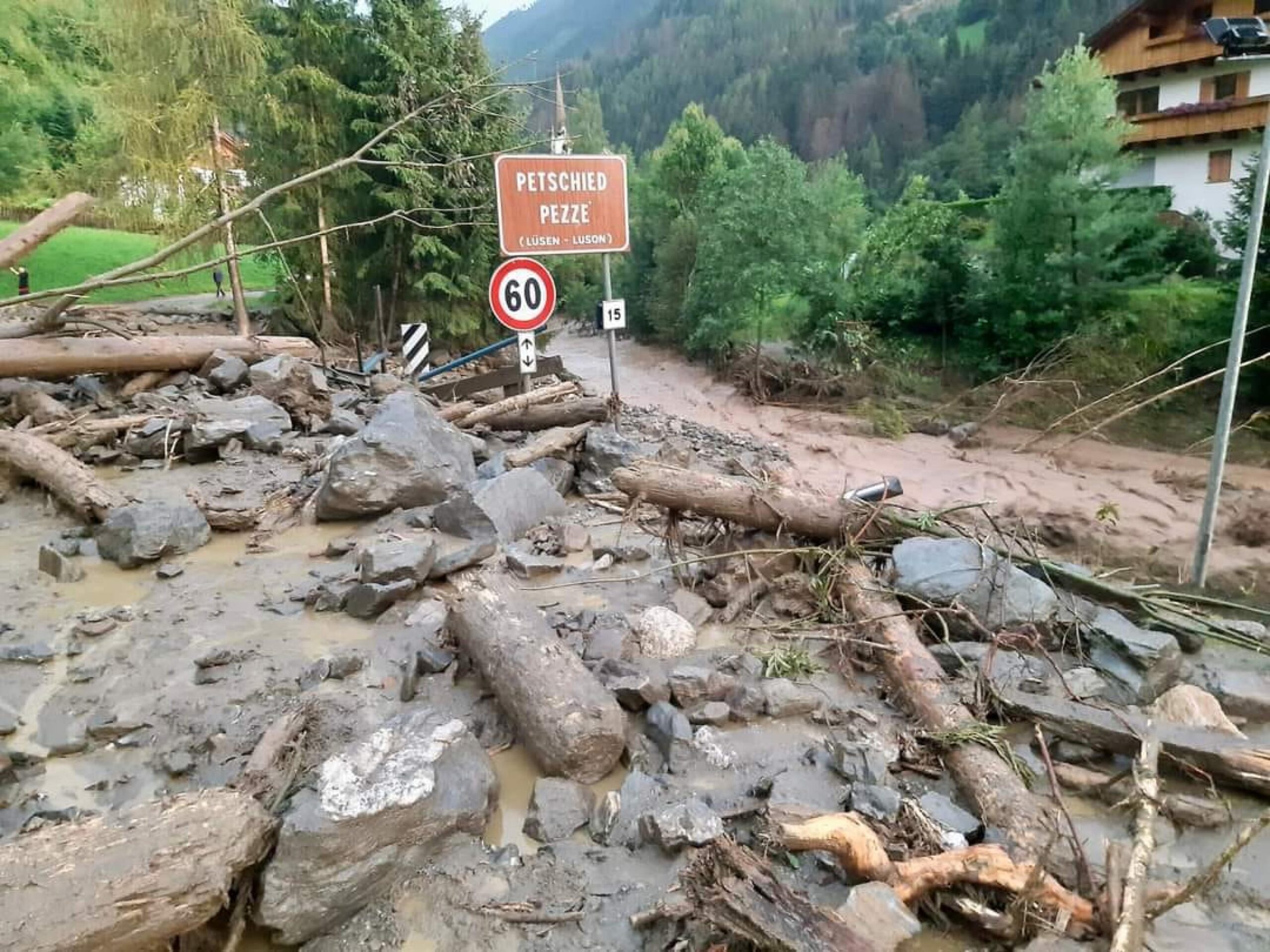 Violenti temporali con forti nubifragi si sono abbattuti su diverse zone dell'Alto Adige dove hanno causato danni. A Martello, Solda, in val Badia e Luson sono stati svolti diversi interventi dai VVF per smottamenti e allagamenti. Fortunatamente al momento non si registrano danni a persone. I VVF hanno effettuato una serie di sopralluoghi nelle zone colpite dal maltempo e sono ancora impegnati in lavori di bonifica.
ANSA/VIGILI DEL FUOCO +++ ANSA PROVIDES ACCESS TO THIS HANDOUT PHOTO TO BE USED SOLELY TO ILLUSTRATE NEWS REPORTING OR COMMENTARY ON THE FACTS OR EVENTS DEPICTED IN THIS IMAGE; NO ARCHIVING; NO LICENSING +++NPK